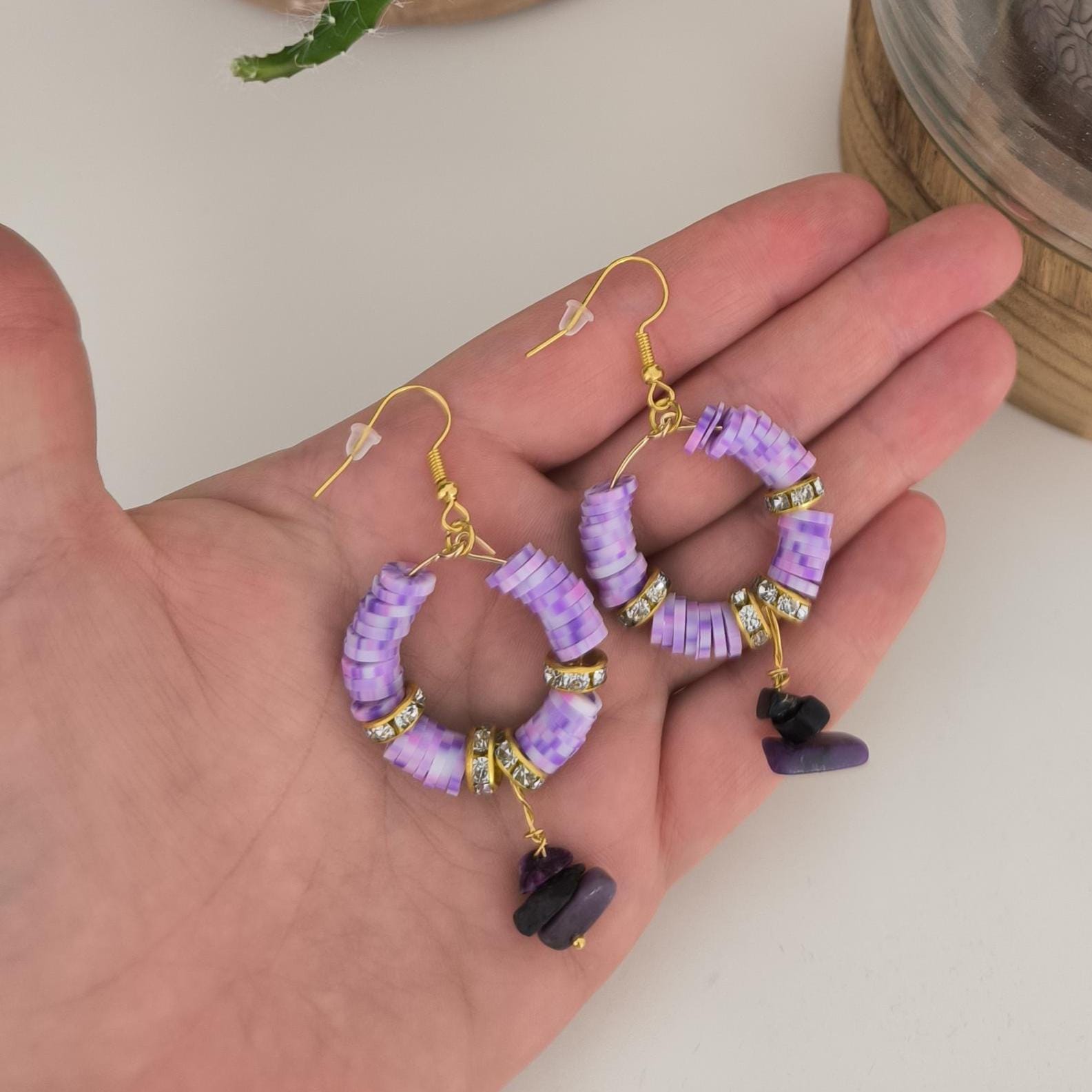 Vergoldete Edelstahl Ohrringe mit Tonperlen Edelsteinen – Türkis Sugilith, bunte Statement-Ohrringe, handgemachter Boho-Schmuck