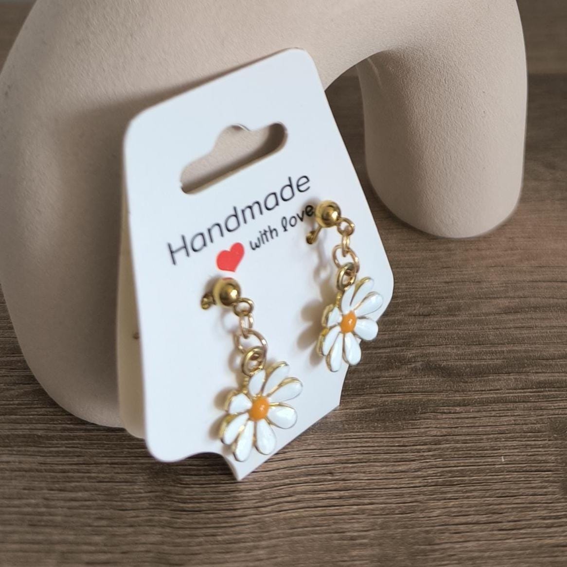 Boho Edelstahl Stecker Ohrringe mit weißen Blumen – vergoldet, sommerlich | verspielt, zarter Blütenschmuck, Geschenk für Frauen