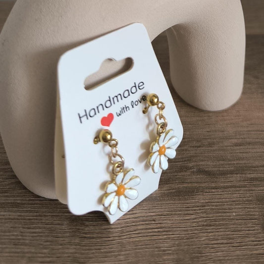 Boho Edelstahl Stecker Ohrringe mit weißen Blumen – vergoldet, sommerlich | verspielt, zarter Blütenschmuck, Geschenk für Frauen