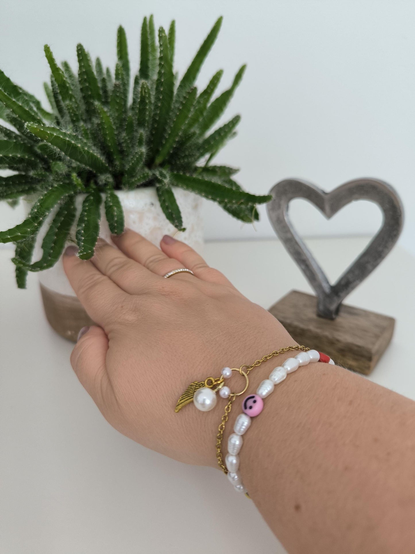 Smiley Perlenarmband – verspielter Sommerlook | Gelbe oder bunte Smileys & weiße Perlen | Freundschaftsarmband, Gute-Laune Schmuck