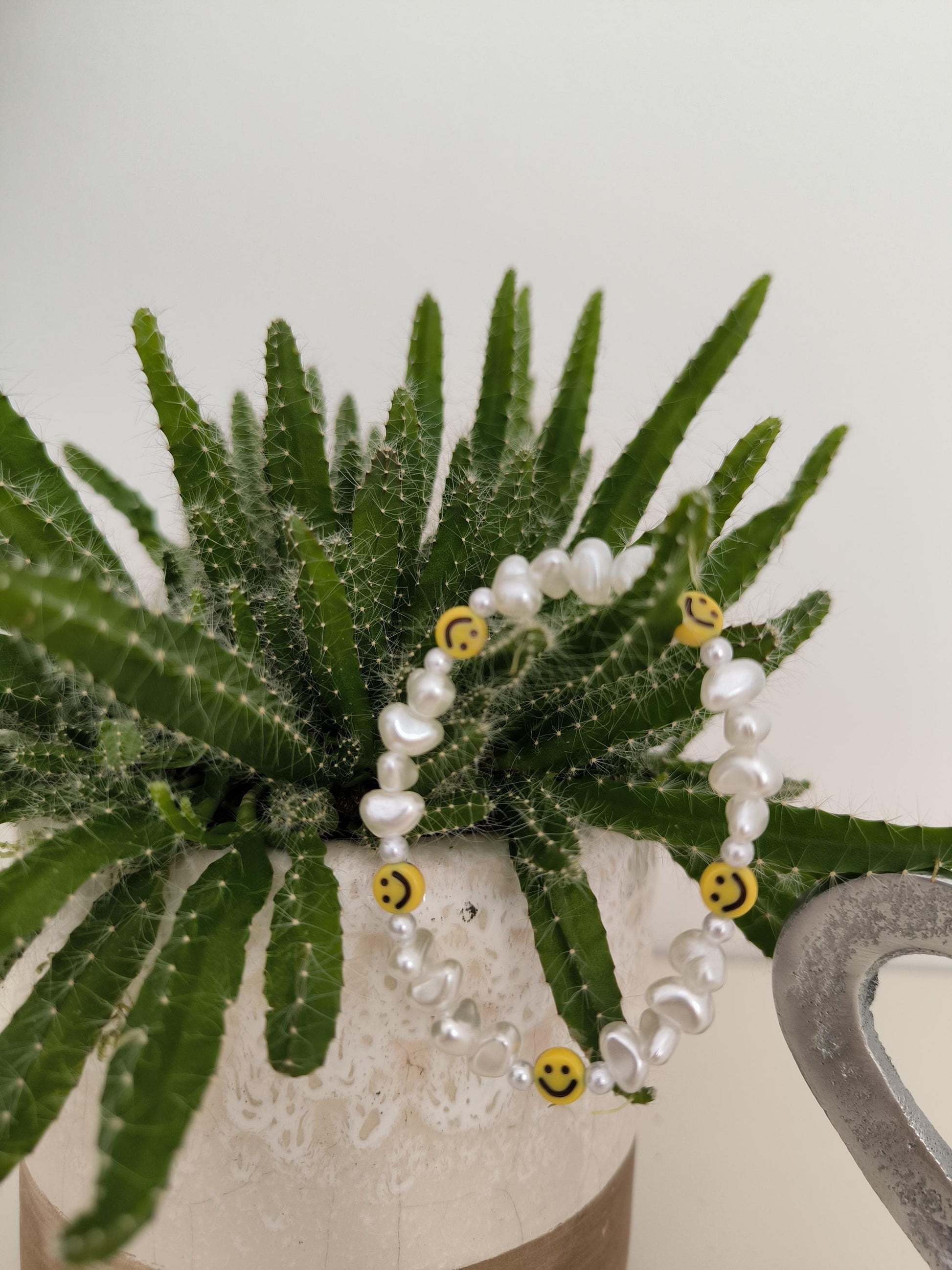 Smiley Perlenarmband – verspielter Sommerlook | Gelbe oder bunte Smileys & weiße Perlen | Freundschaftsarmband, Gute-Laune Schmuck