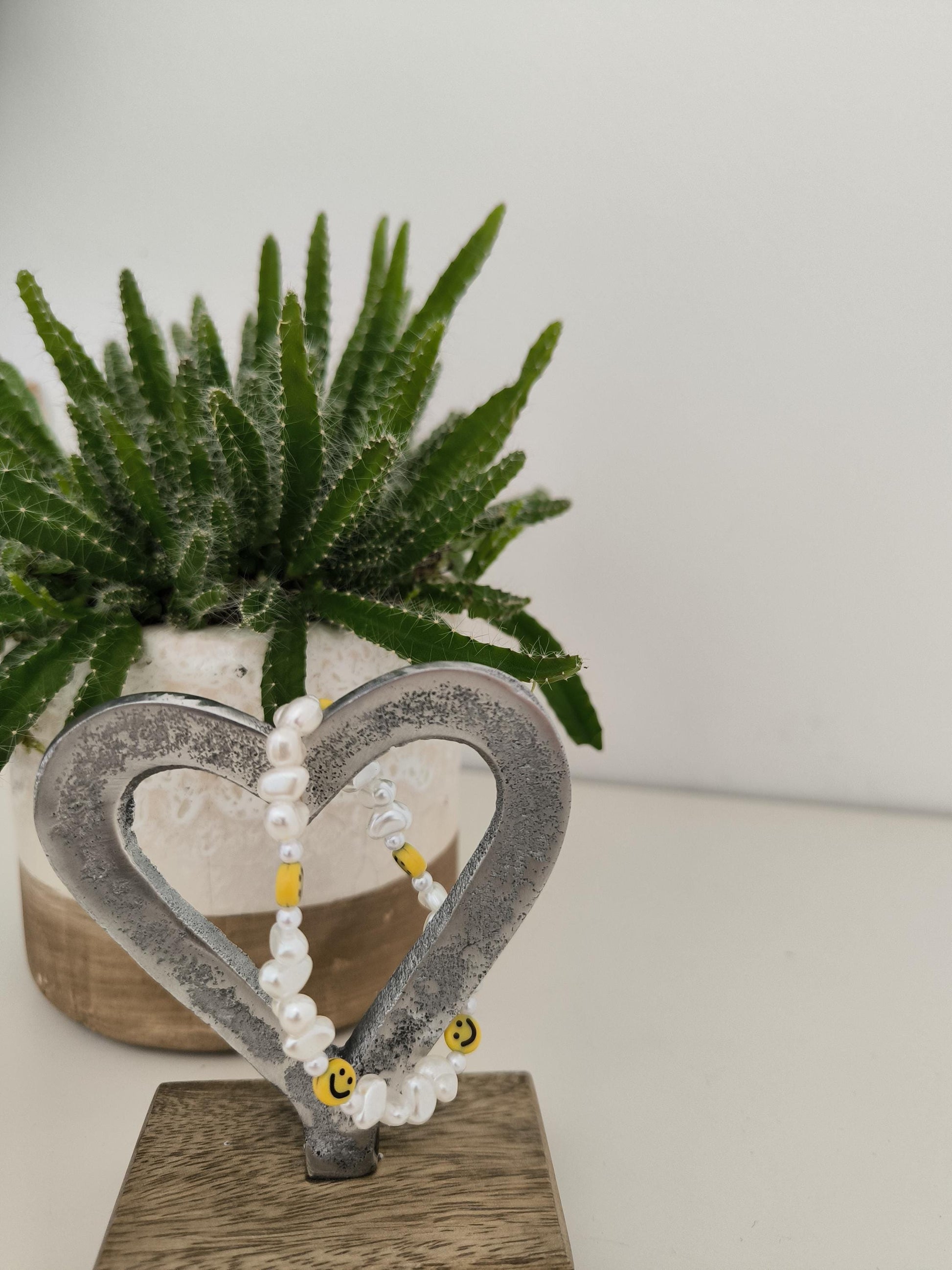 Smiley Perlenarmband – verspielter Sommerlook | Gelbe oder bunte Smileys & weiße Perlen | Freundschaftsarmband, Gute-Laune Schmuck