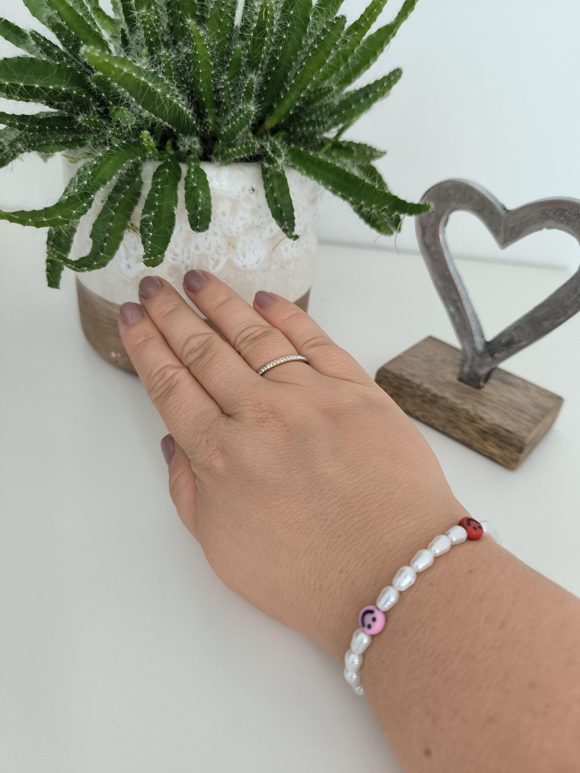 Smiley Perlenarmband – verspielter Sommerlook | Gelbe oder bunte Smileys & weiße Perlen | Freundschaftsarmband, Gute-Laune Schmuck