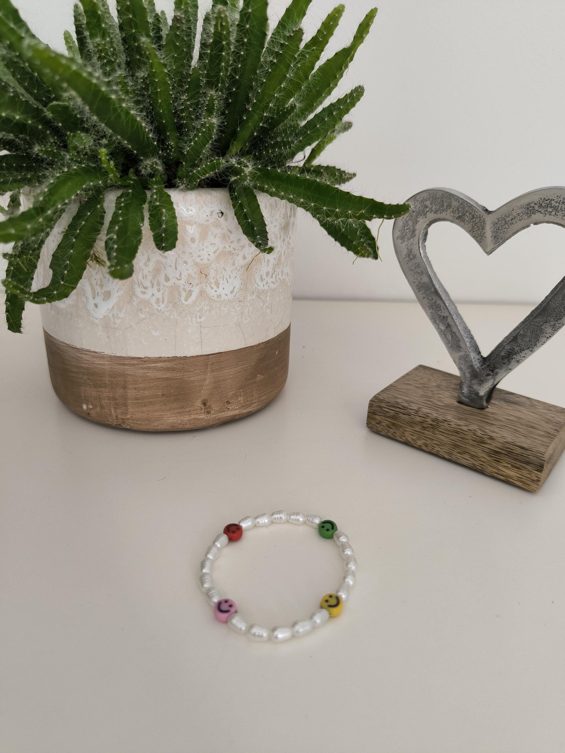 Smiley Perlenarmband – verspielter Sommerlook | Gelbe oder bunte Smileys & weiße Perlen | Freundschaftsarmband, Gute-Laune Schmuck