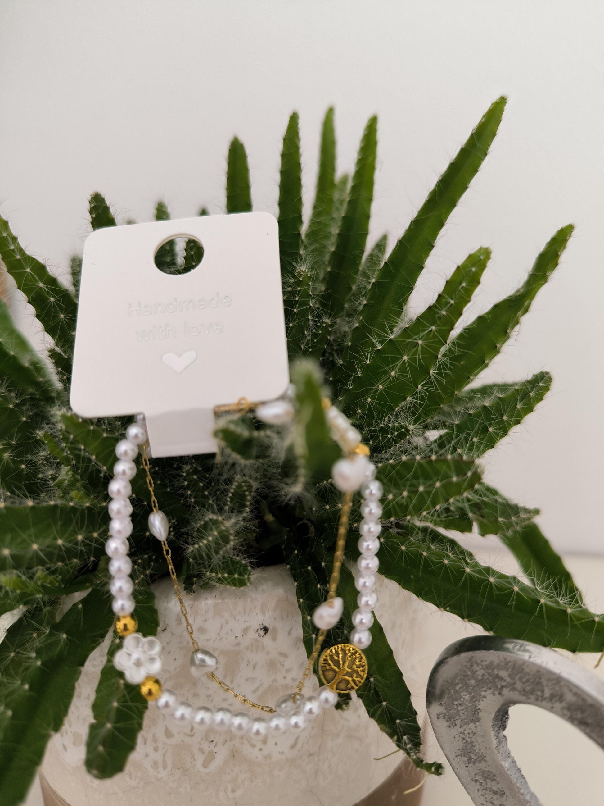 weißes Perlenarmband Boho Set | Elegantes Armband | 2-teilig | Gummiband & vergoldetes Edelsteinarmband | Herzen | Blumen| Lifetree