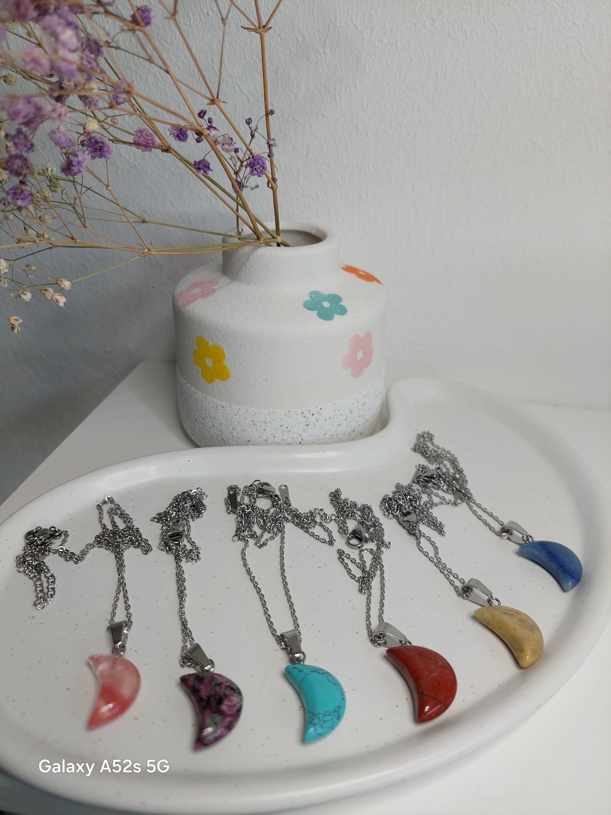 Mondstein Kette Edelstein Anhänger – Edelstahl Halskette mit Heilstein Halbmond – Boho Schmuck Damen Geschenk Naturstein