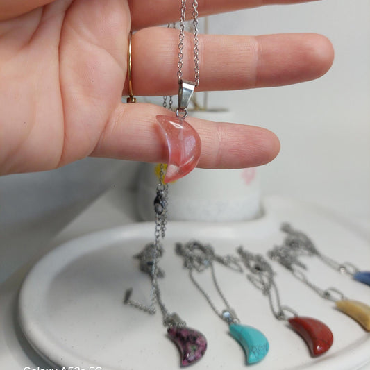 Mondstein Kette Edelstein Anhänger – Edelstahl Halskette mit Heilstein Halbmond – Boho Schmuck Damen Geschenk Naturstein