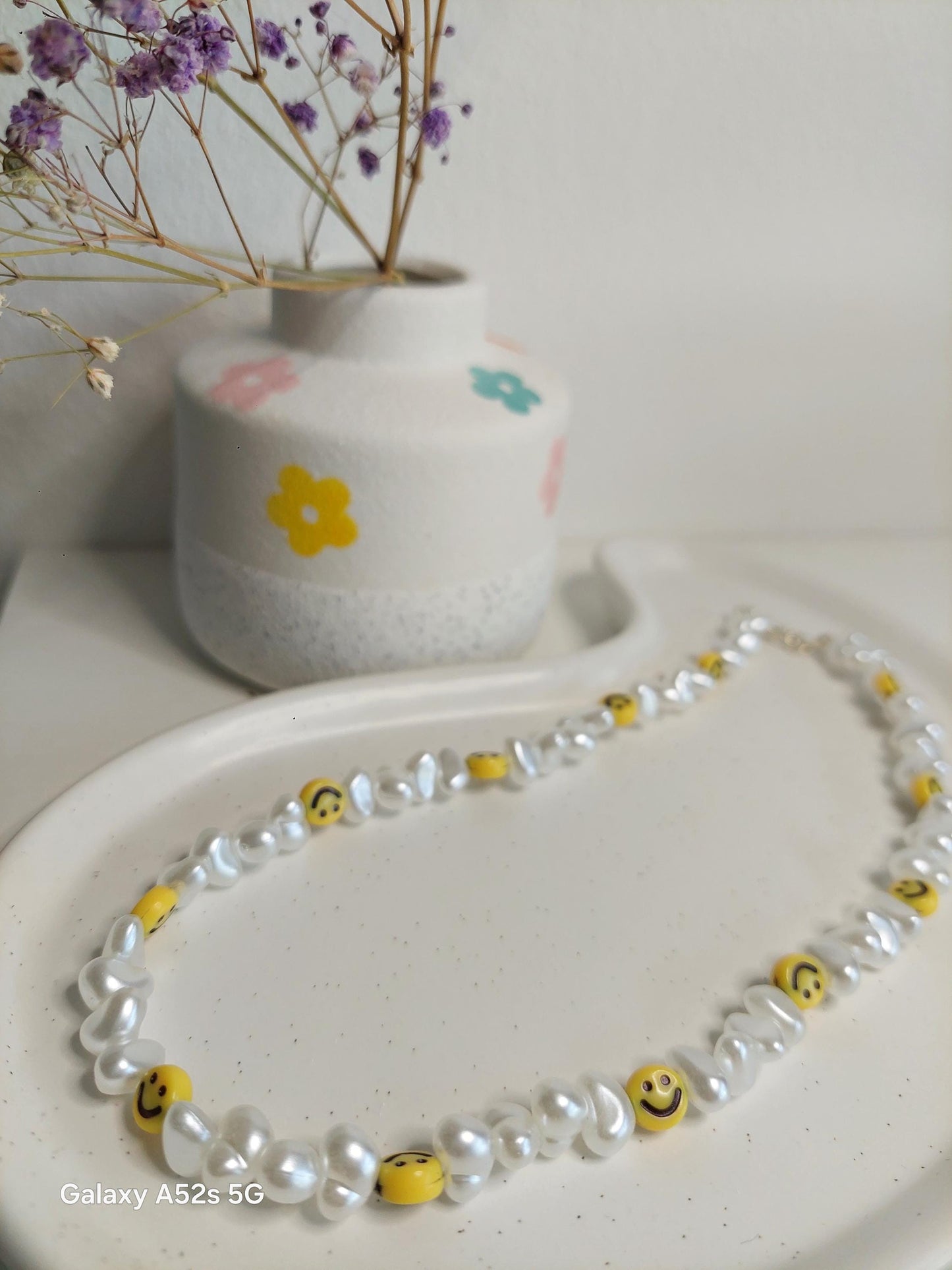 Smiley Halskette Muschelperlen | Summer Boho Schmuck | Edelstahl vergoldet | weiße Perlen | Gummiband | Handmade Kette mit Verschluss