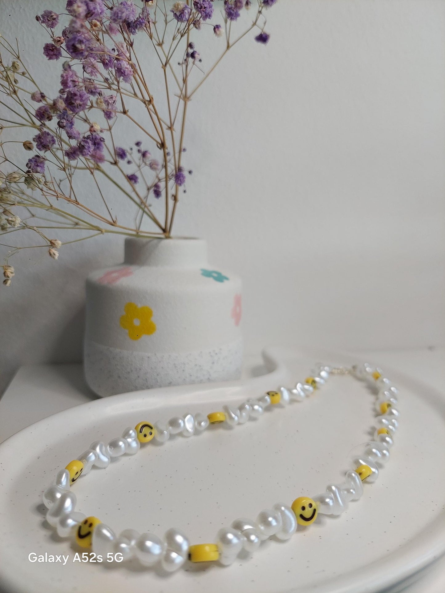 Smiley Halskette Muschelperlen | Summer Boho Schmuck | Edelstahl vergoldet | weiße Perlen | Gummiband | Handmade Kette mit Verschluss