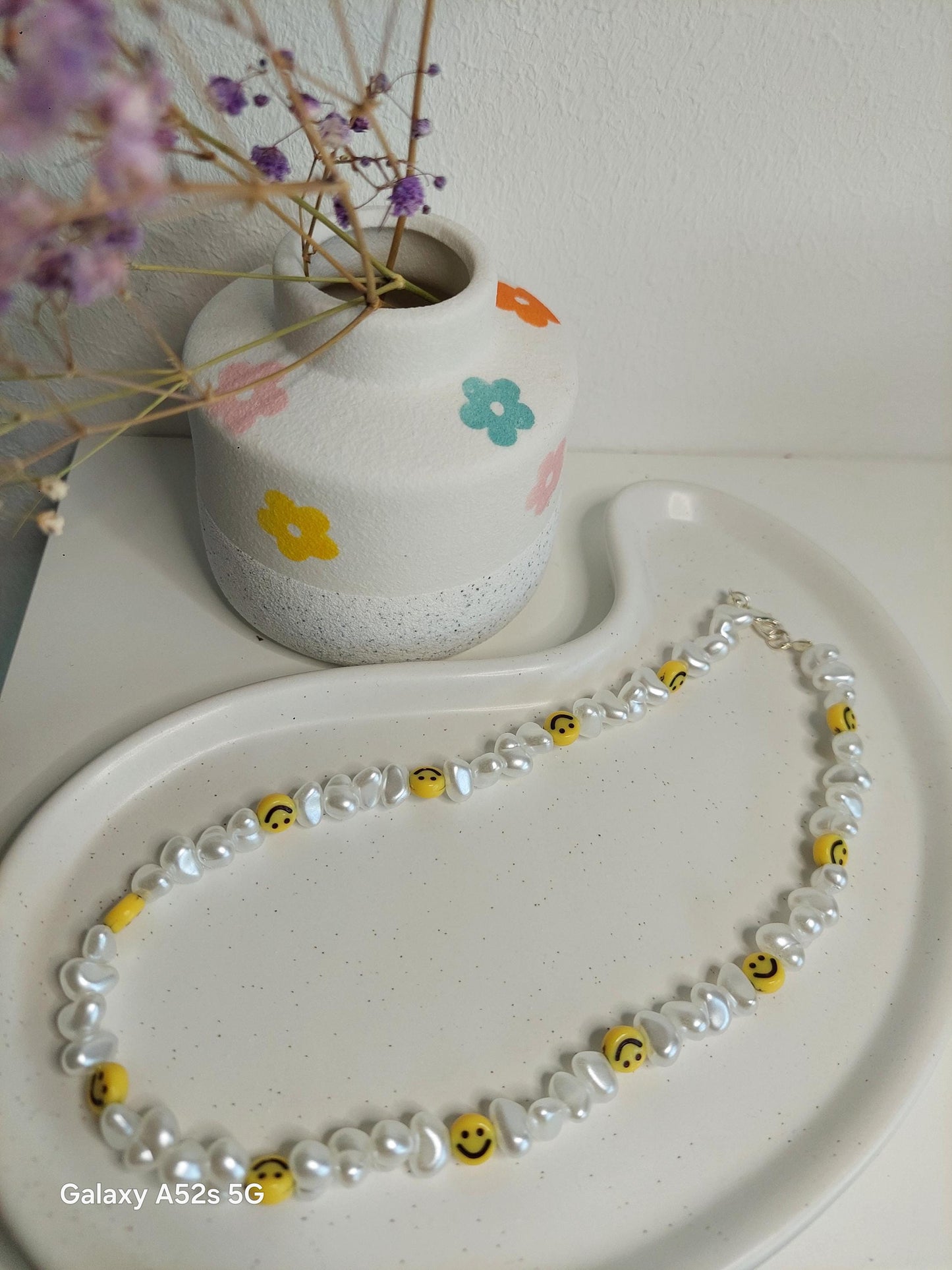 Smiley Halskette Muschelperlen | Summer Boho Schmuck | Edelstahl vergoldet | weiße Perlen | Gummiband | Handmade Kette mit Verschluss