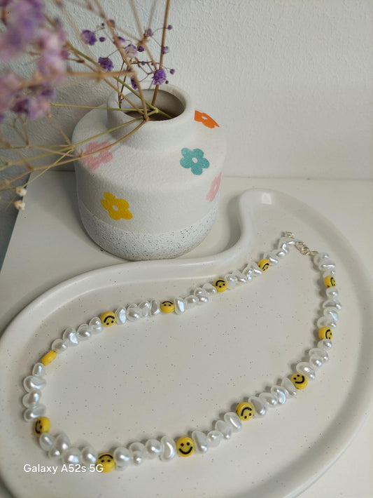 Smiley Halskette Muschelperlen | Summer Boho Schmuck | Edelstahl vergoldet | weiße Perlen | Gummiband | Handmade Kette mit Verschluss
