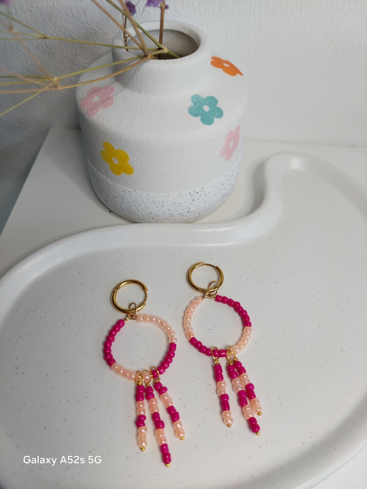 18k vergoldete Mini-Creolen mit Anhänger | Handmade Ohrringe | Boho Schmuck | Kleine Huggie Hoops | Perlenohrringe | Sommer Trend | Edel