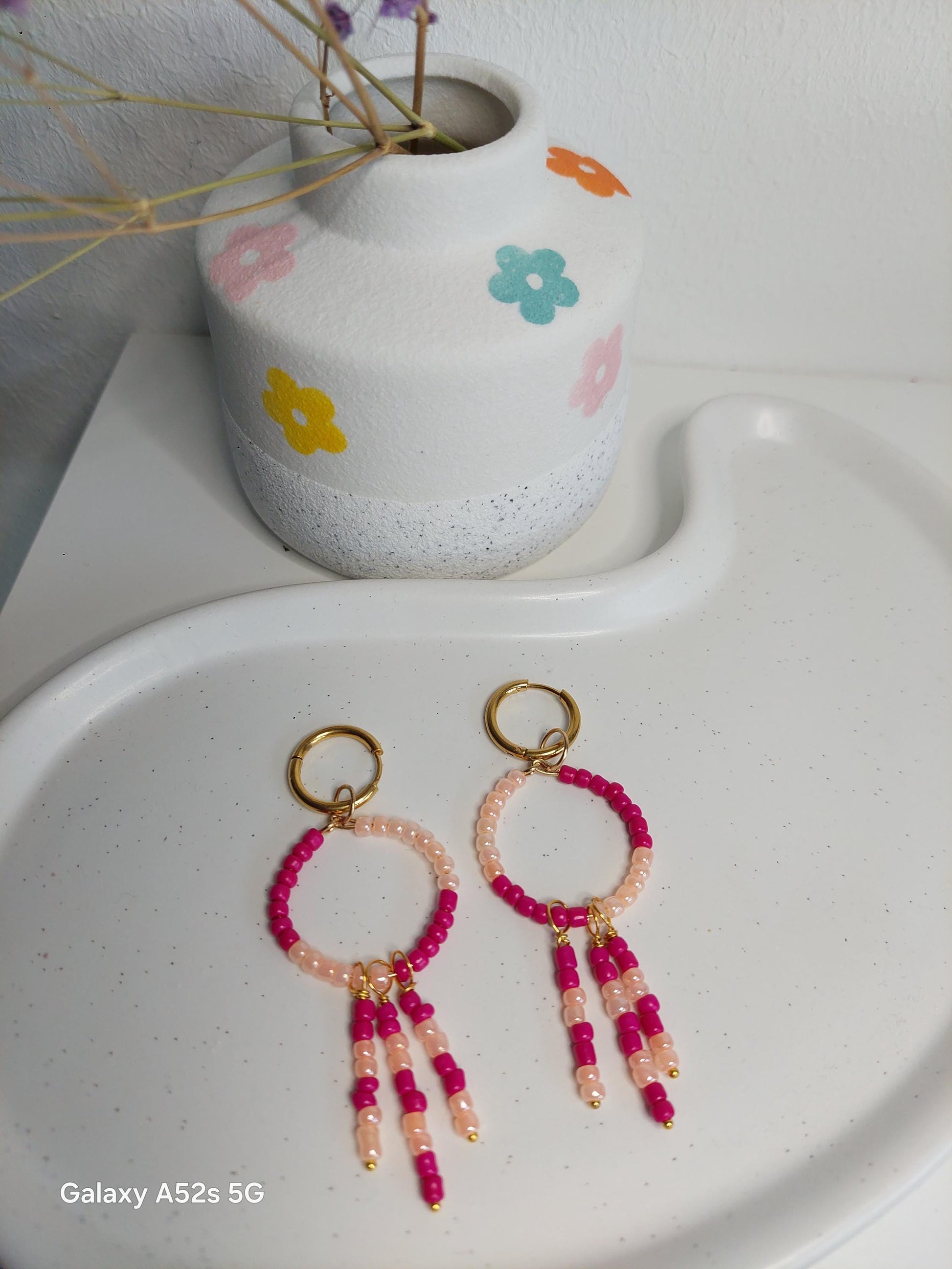 18k vergoldete Mini-Creolen mit Anhänger | Handmade Ohrringe | Boho Schmuck | Kleine Huggie Hoops | Perlenohrringe | Sommer Trend | Edel
