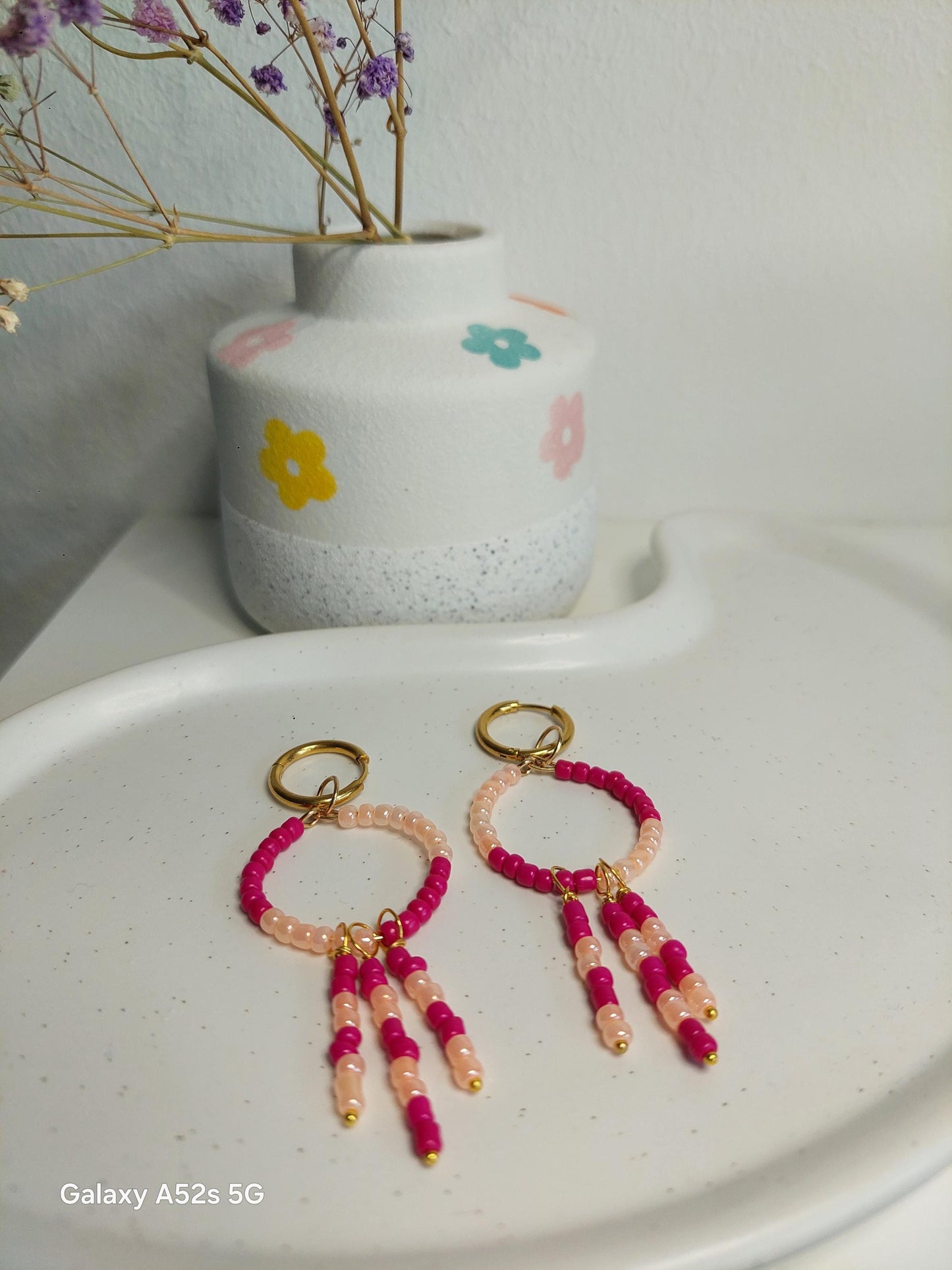 18k vergoldete Mini-Creolen mit Anhänger | Handmade Ohrringe | Boho Schmuck | Kleine Huggie Hoops | Perlenohrringe | Sommer Trend | Edel