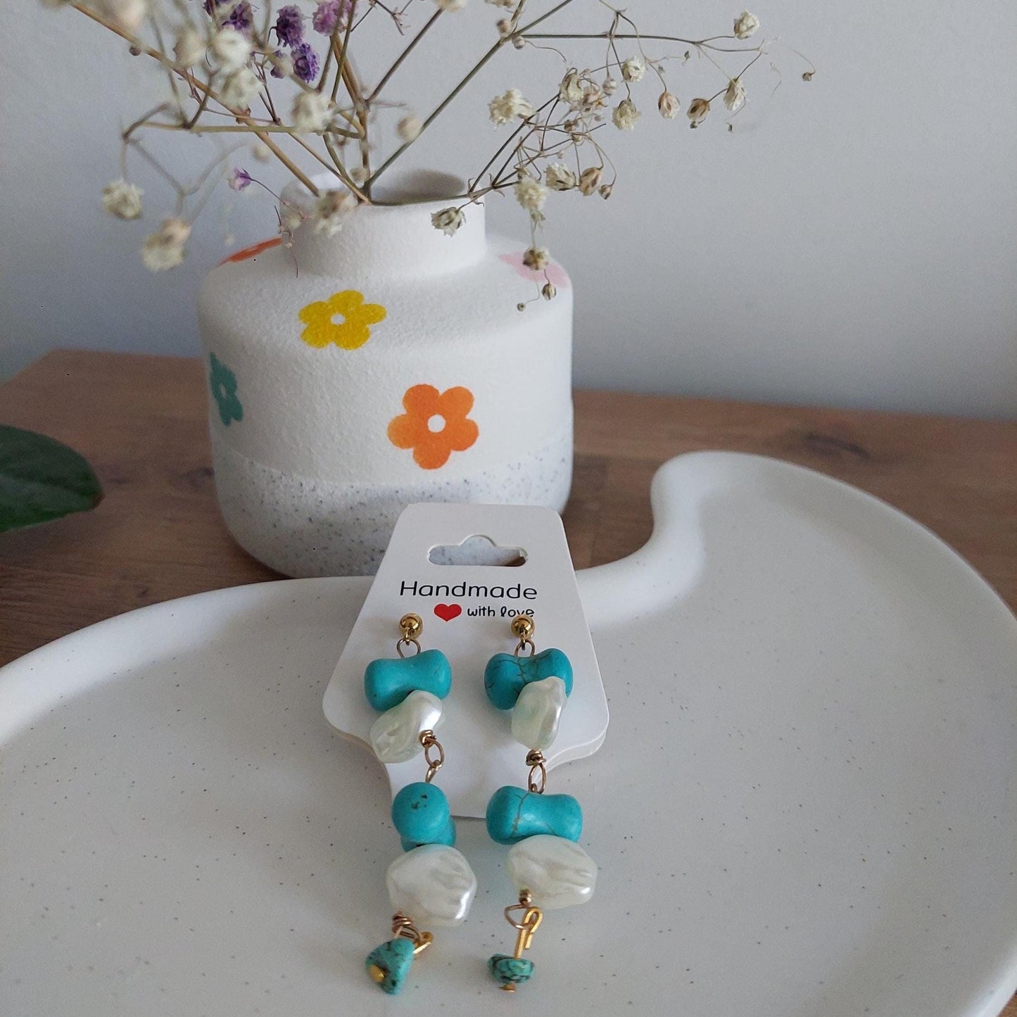 Goldene Türkis Ohrringe | Edelstahl vergoldet | Steckerohrringe mit Perlen | echter Türkis | Boho Schmuck | Muschelperlen Handmade Geschenk