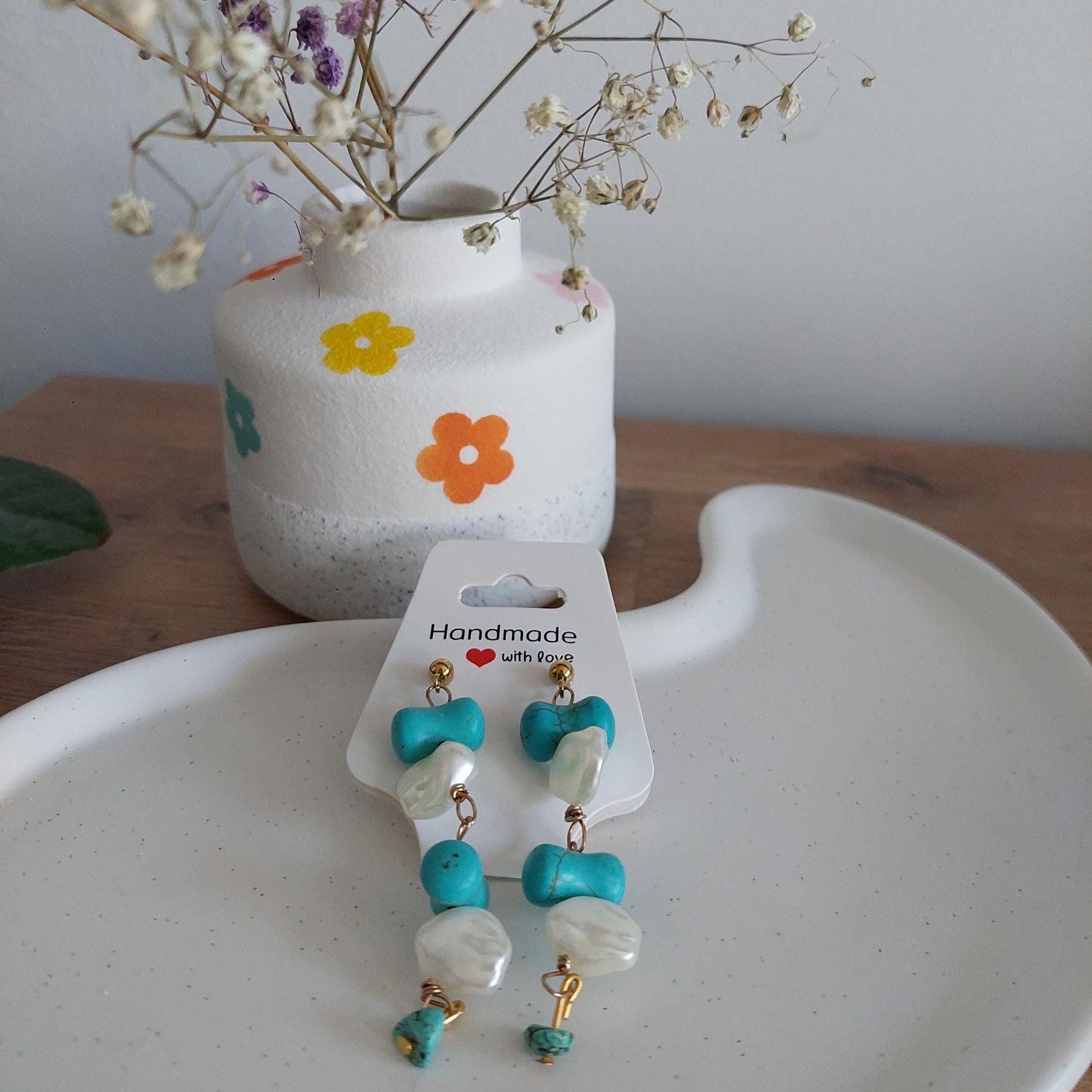 Goldene Türkis Ohrringe | Edelstahl vergoldet | Steckerohrringe mit Perlen | echter Türkis | Boho Schmuck | Muschelperlen Handmade Geschenk