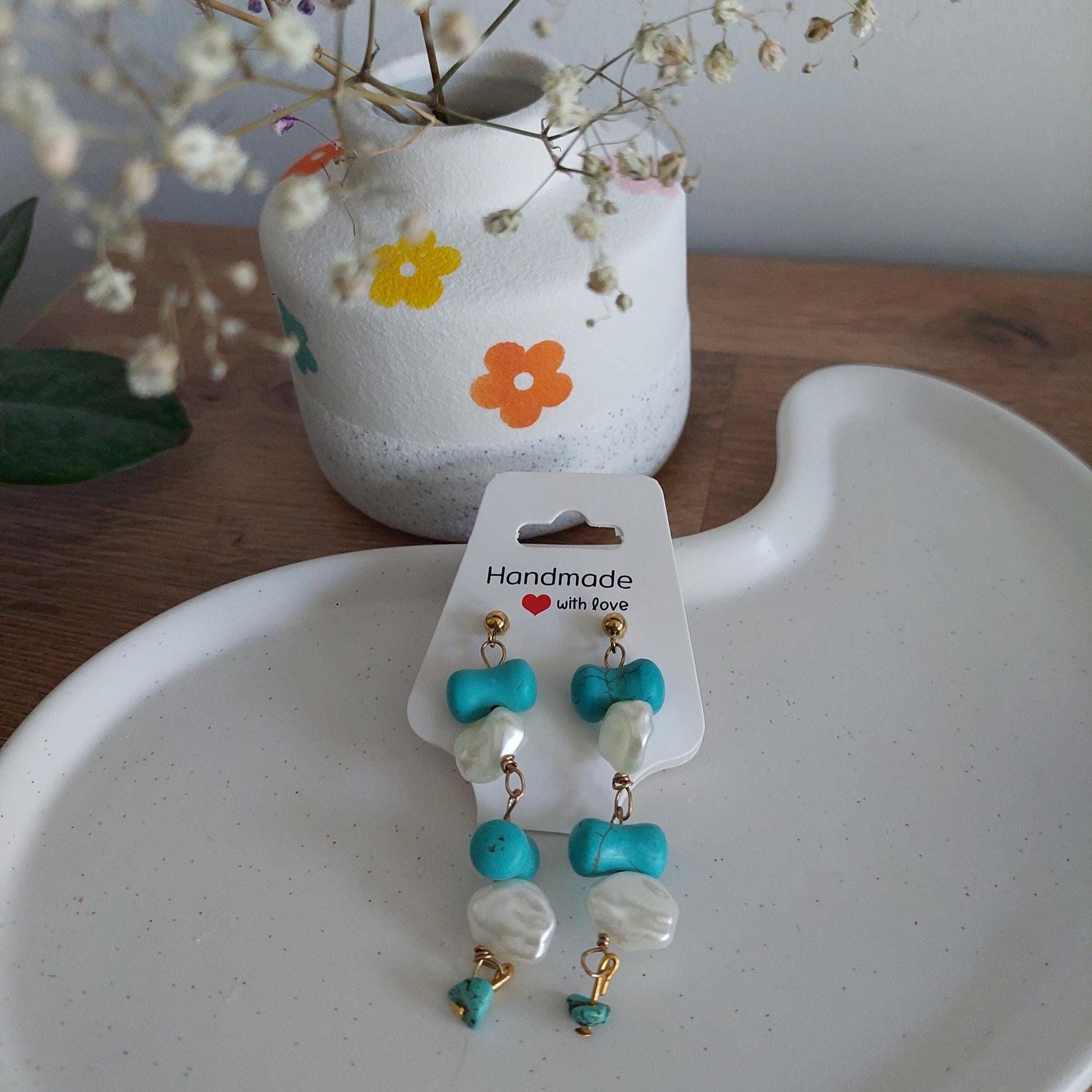 Goldene Türkis Ohrringe | Edelstahl vergoldet | Steckerohrringe mit Perlen | echter Türkis | Boho Schmuck | Muschelperlen Handmade Geschenk