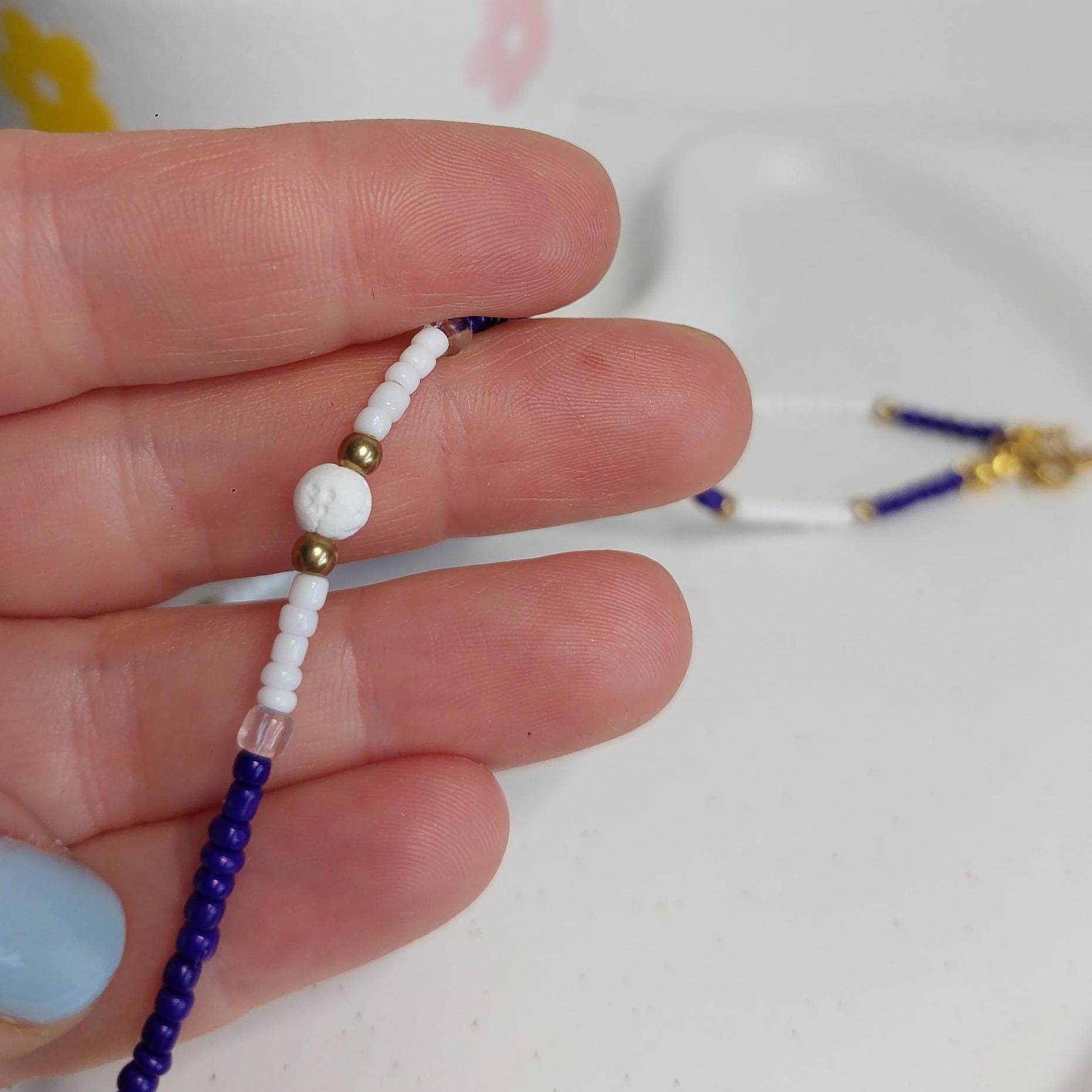 Blau weiße Perlenkette | handmade Halskette | zart Sommer Boho | Edelstahl vergoldet | Minimalistisch | Muschelperlen | Geschenk für sie