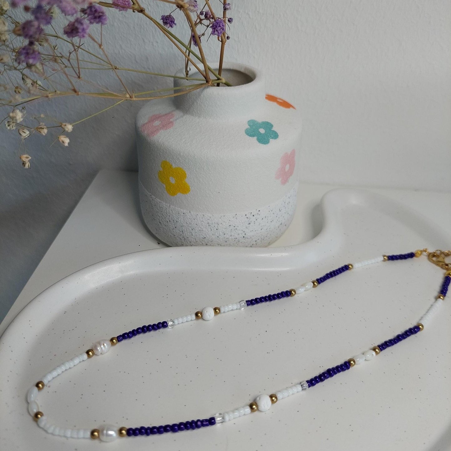 Blau weiße Perlenkette | handmade Halskette | zart Sommer Boho | Edelstahl vergoldet | Minimalistisch | Muschelperlen | Geschenk für sie