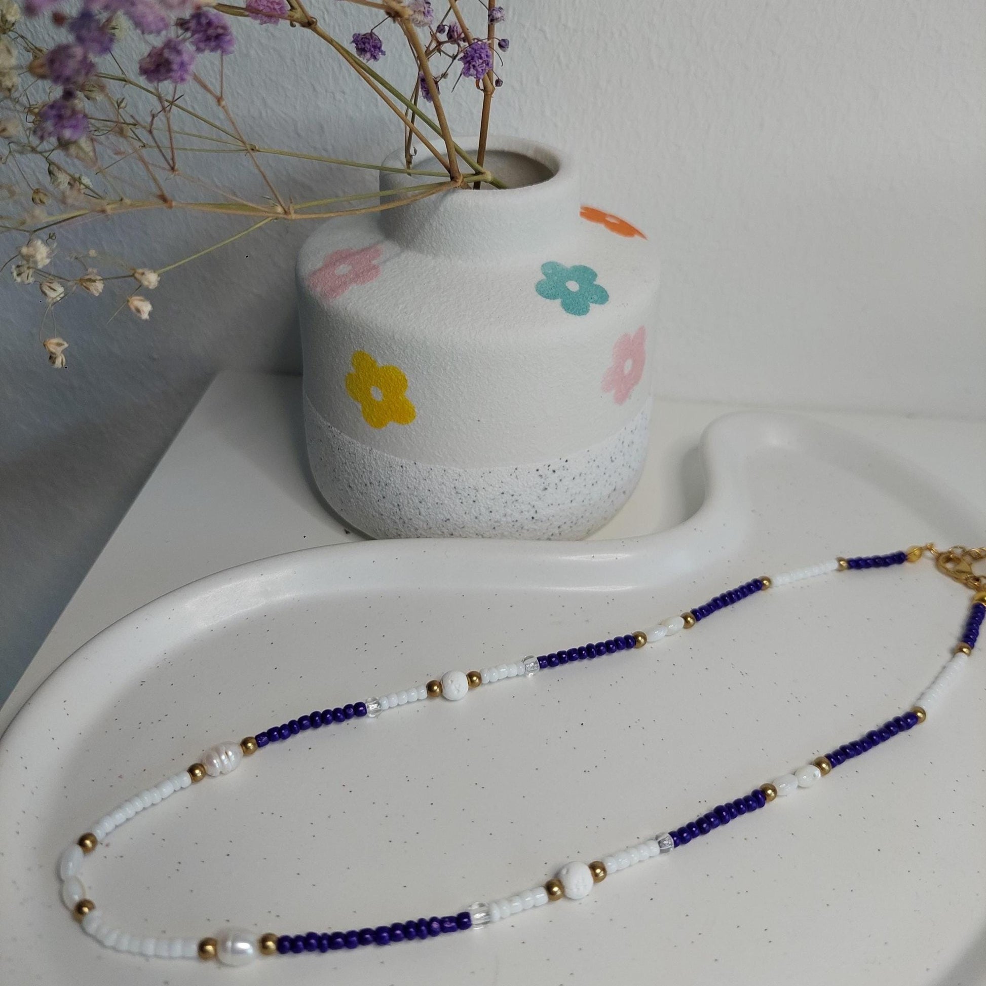 Blau weiße Perlenkette | handmade Halskette | zart Sommer Boho | Edelstahl vergoldet | Minimalistisch | Muschelperlen | Geschenk für sie