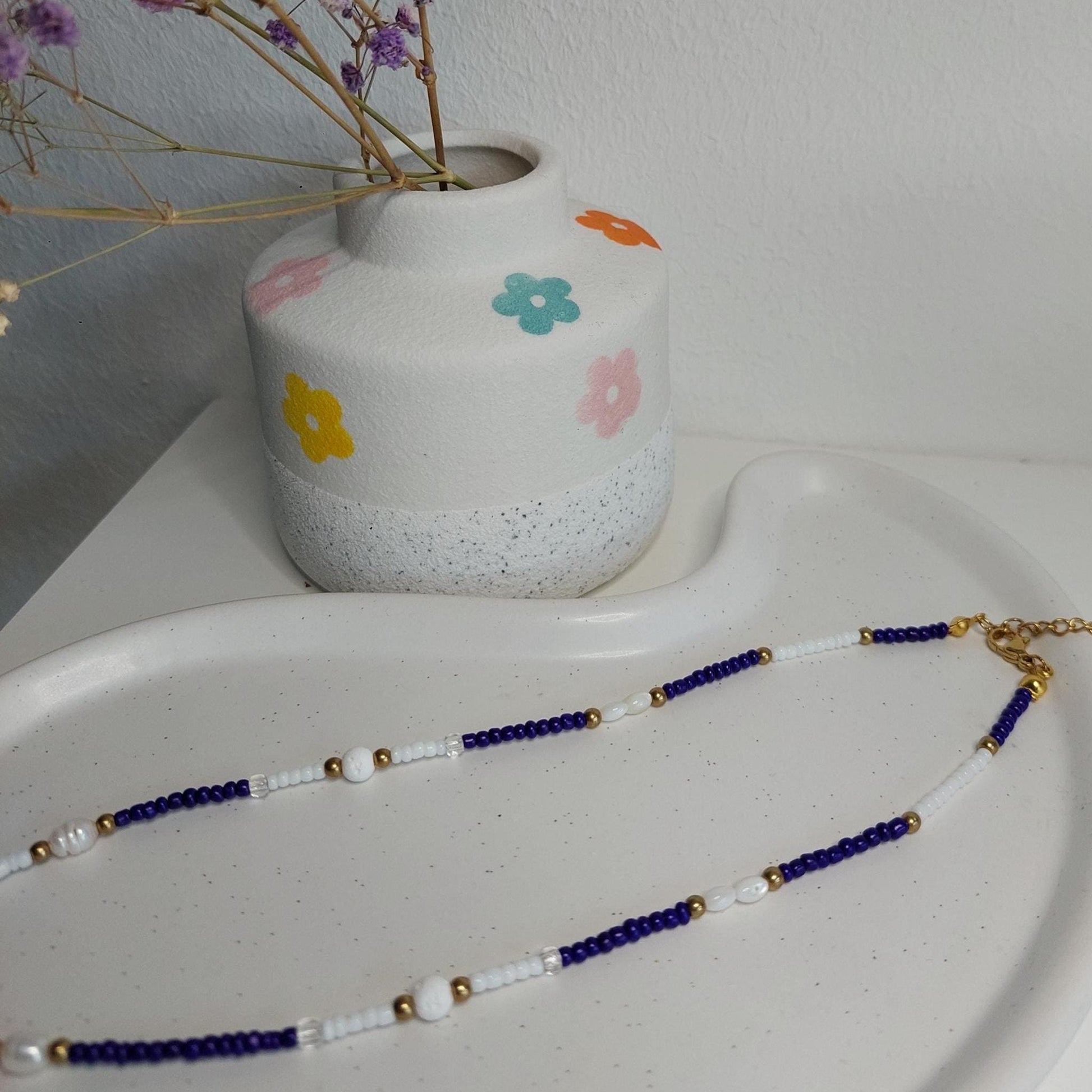 Blau weiße Perlenkette | handmade Halskette | zart Sommer Boho | Edelstahl vergoldet | Minimalistisch | Muschelperlen | Geschenk für sie