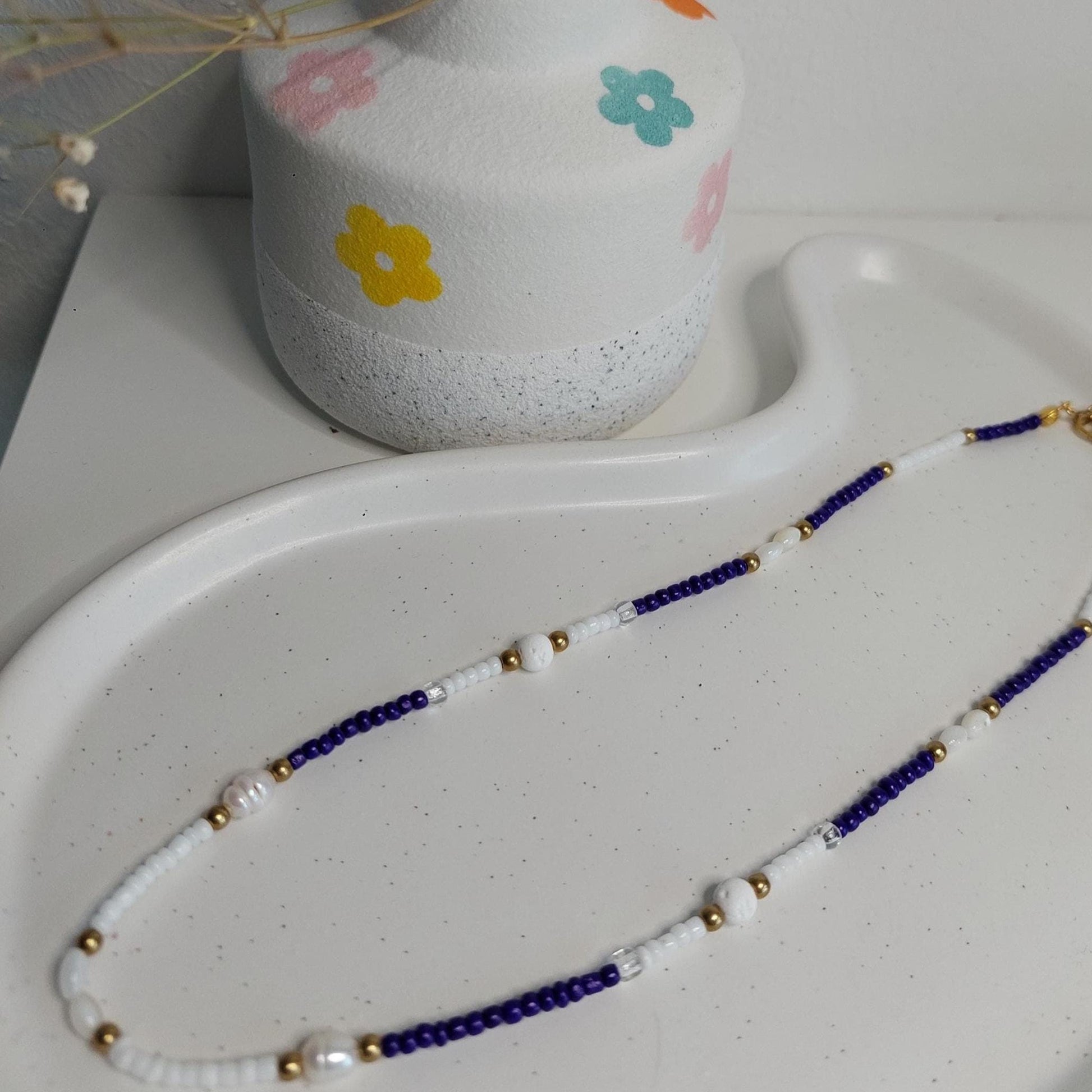 Blau weiße Perlenkette | handmade Halskette | zart Sommer Boho | Edelstahl vergoldet | Minimalistisch | Muschelperlen | Geschenk für sie