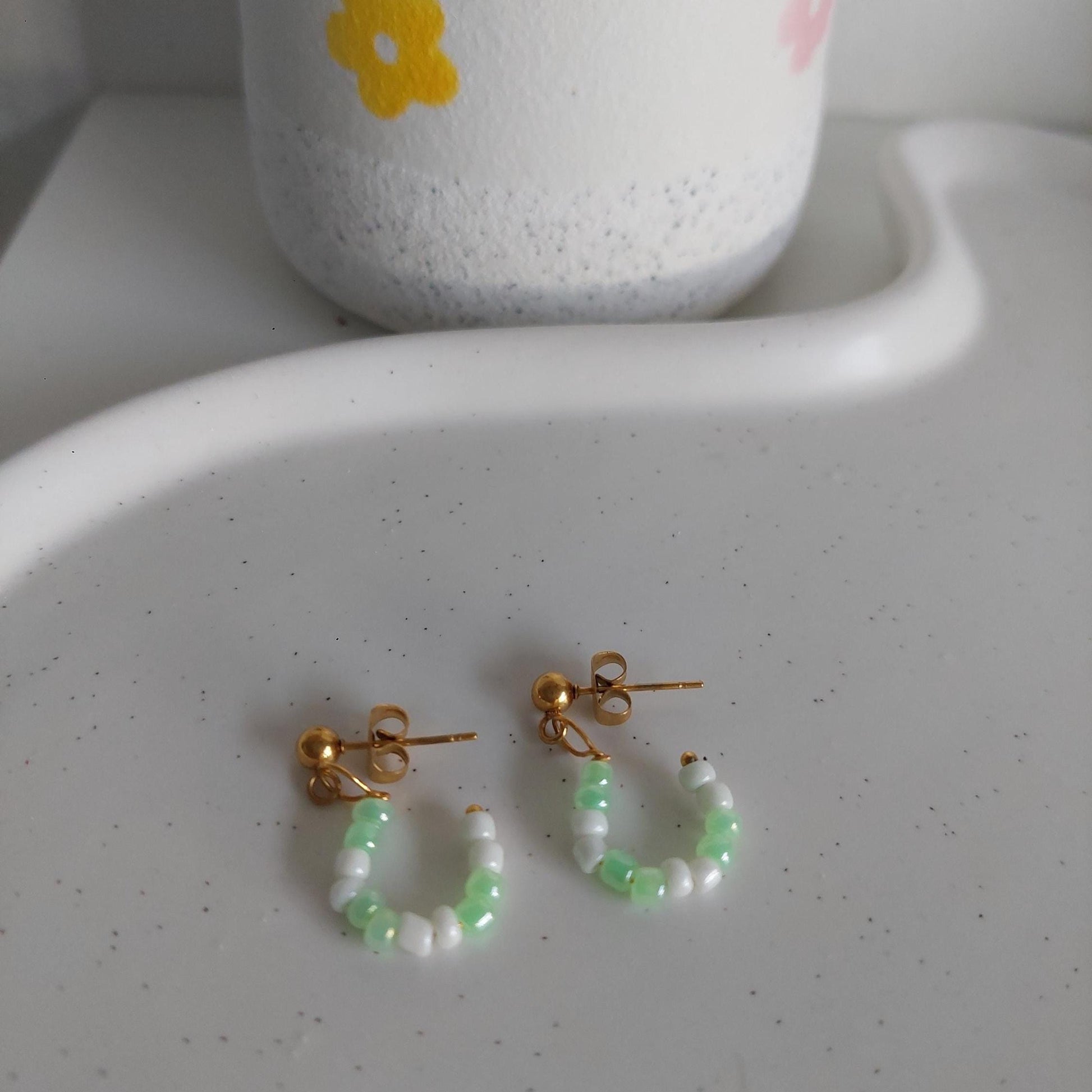 Halbcreolen Ohrringe mit Perlen | Edelstahl vergoldet | Handmade | Stainlessteel Kleine Stecker | Farbwahl möglich | Boho Schmuck | für sie