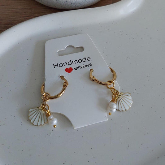 Muschel Ohrringe Gold – Edelstahl Creolen mit Muschelanhänger – Sommer Ohrschmuck – Muschelperlen – Boho – Strandlook – Geschenk für Frauen