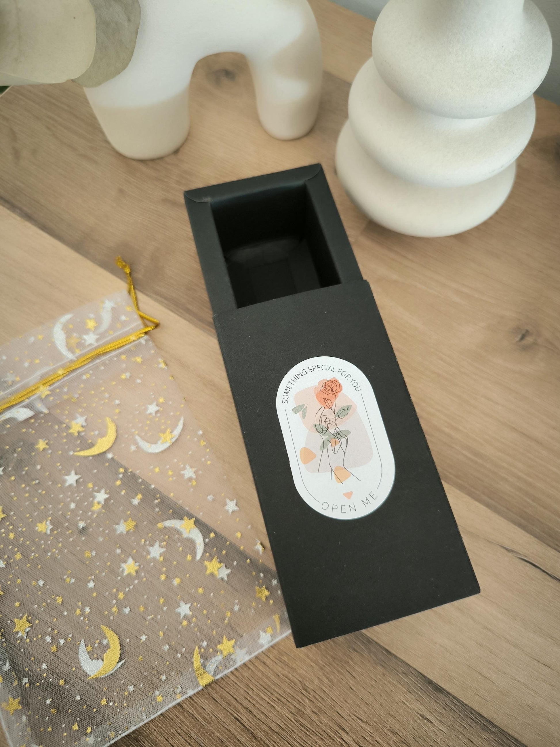 Geschenkverpackung Schmuckbox schwarz mit Organza-Säckchen & Papierfolie – edle Schmuckverpackung für Armbänder, Ketten, Ohrringe, Edelstein