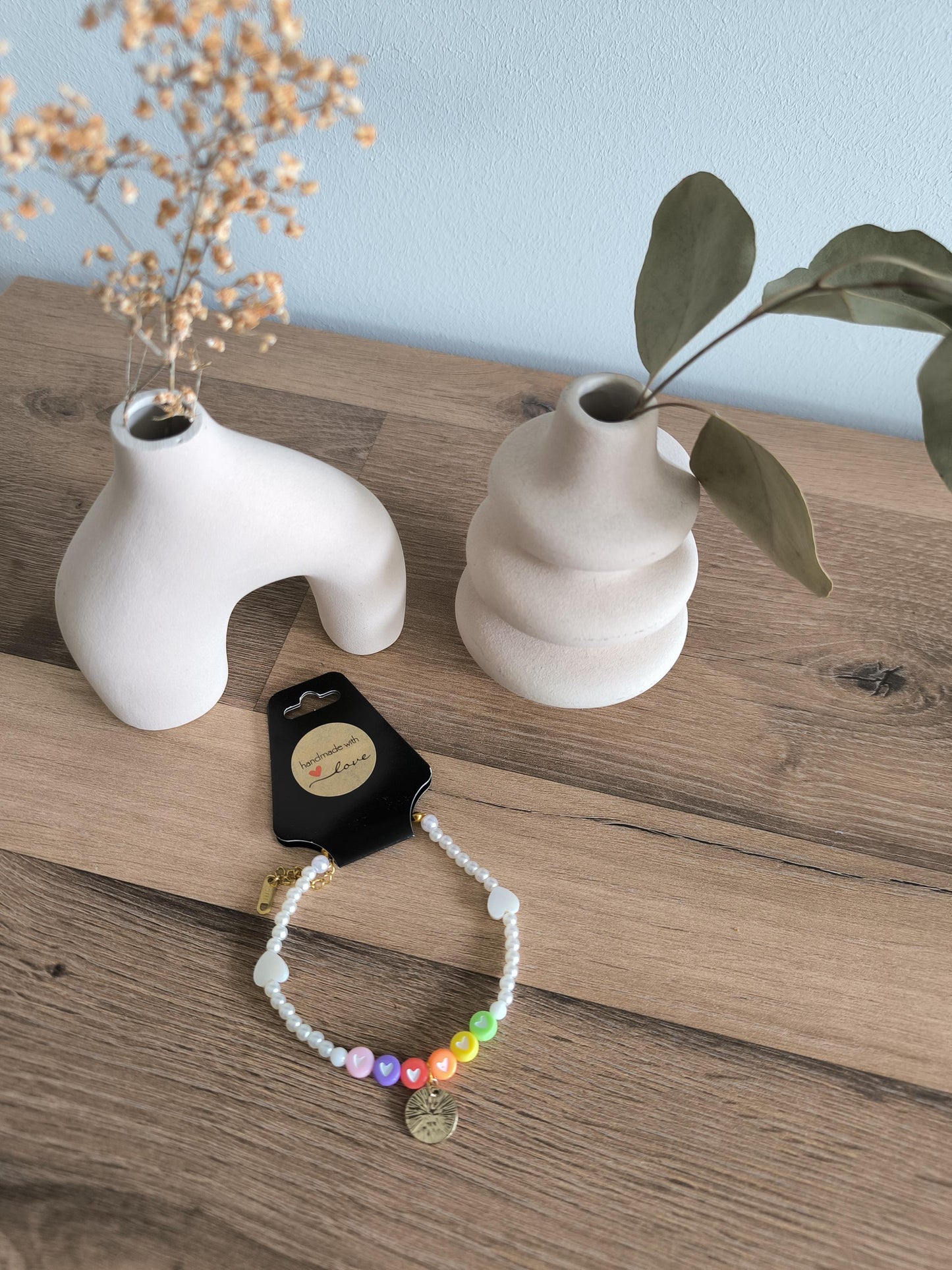Boho-Perlenarmband mit weißen Perlen | bunten Herzperlen | Muschelperlen in Herzform | Boho | Gift for her | Modern | Unikat Anhänger | StSt