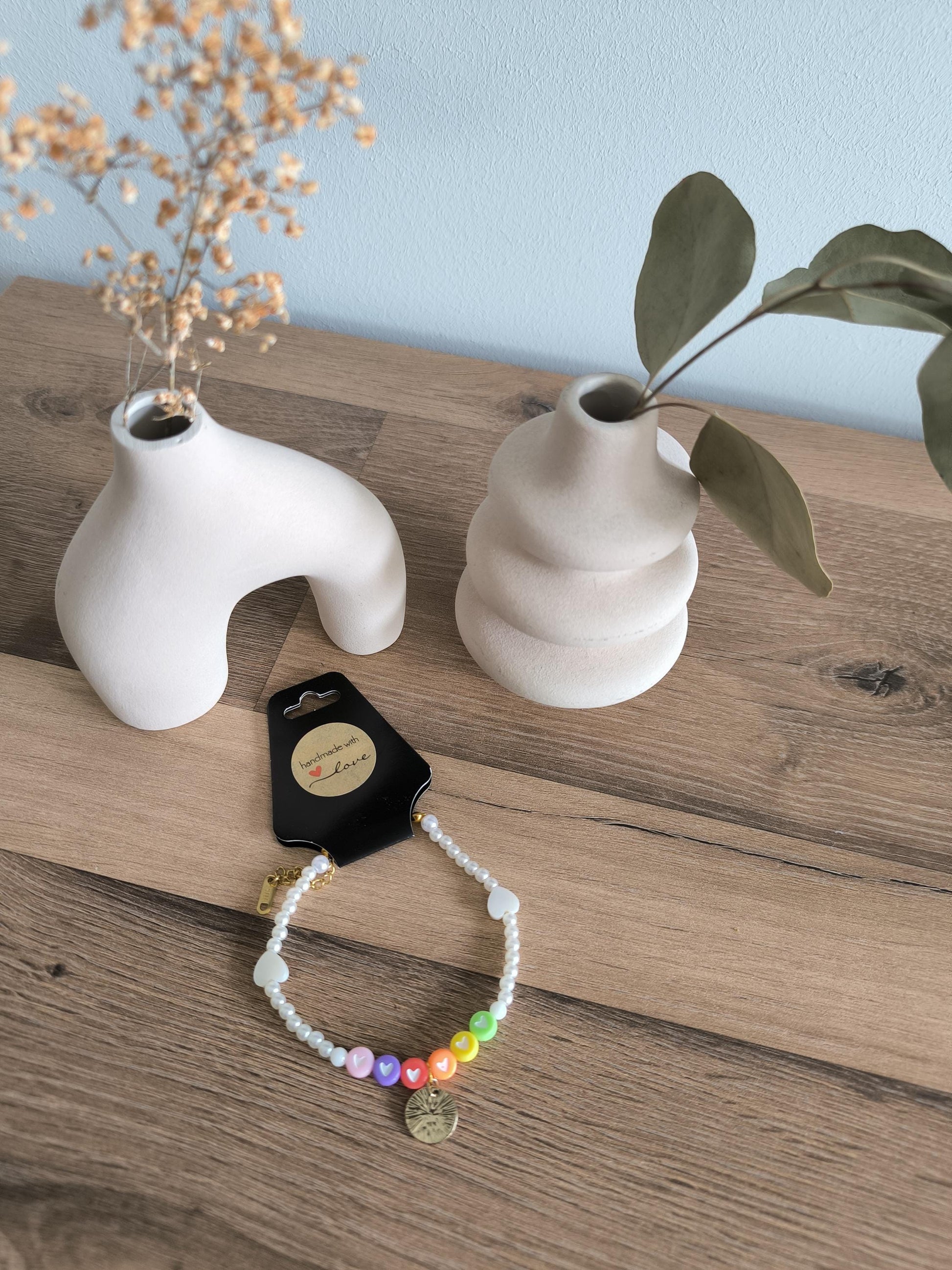 Boho-Perlenarmband mit weißen Perlen | bunten Herzperlen | Muschelperlen in Herzform | Boho | Gift for her | Modern | Unikat Anhänger | StSt