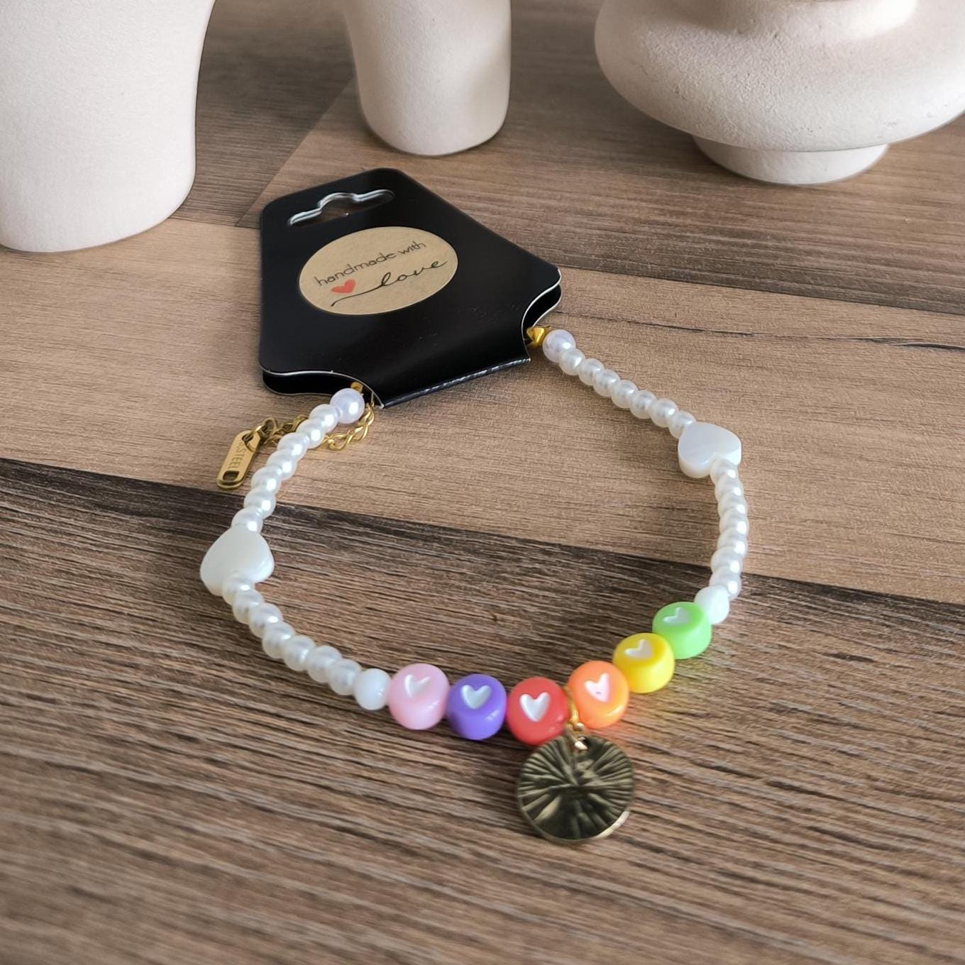 Boho-Perlenarmband mit weißen Perlen | bunten Herzperlen | Muschelperlen in Herzform | Boho | Gift for her | Modern | Unikat Anhänger | StSt