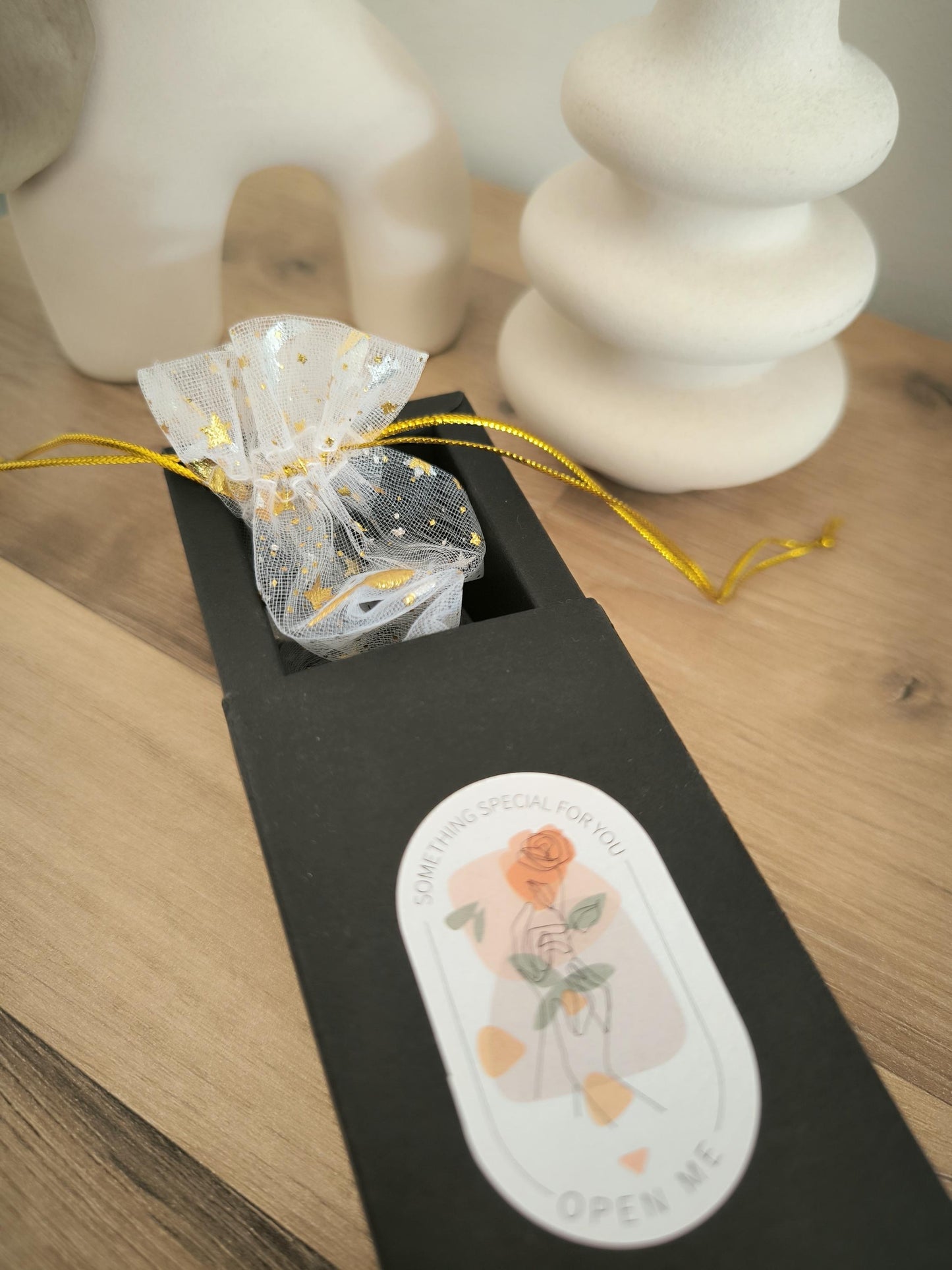 Geschenkverpackung Schmuckbox schwarz mit Organza-Säckchen & Papierfolie – edle Schmuckverpackung für Armbänder, Ketten, Ohrringe, Edelstein