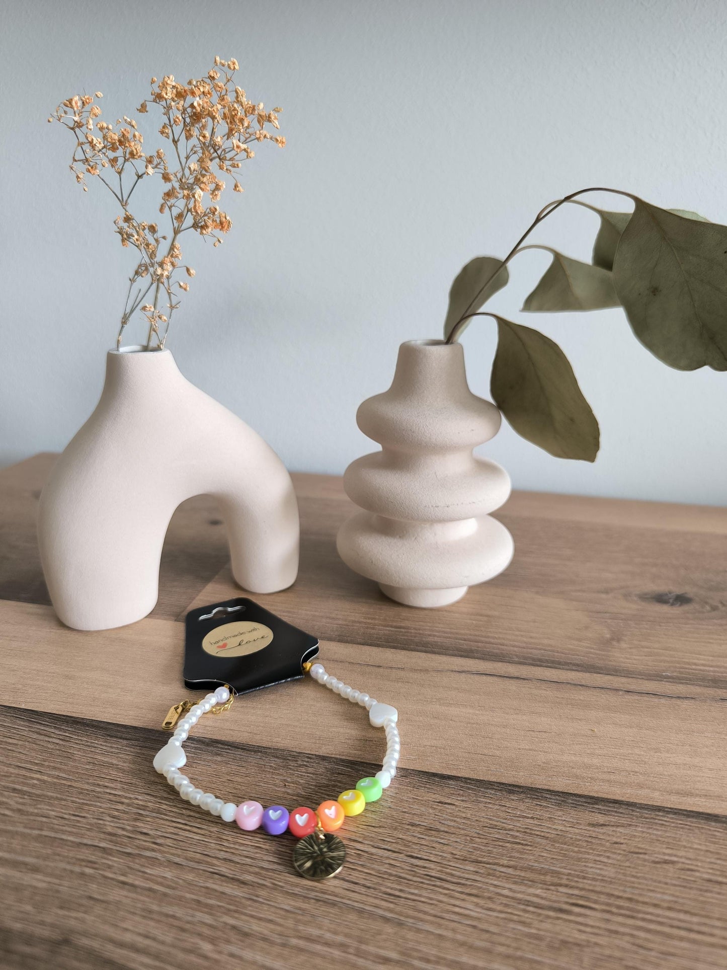 Boho-Perlenarmband mit weißen Perlen | bunten Herzperlen | Muschelperlen in Herzform | Boho | Gift for her | Modern | Unikat Anhänger | StSt