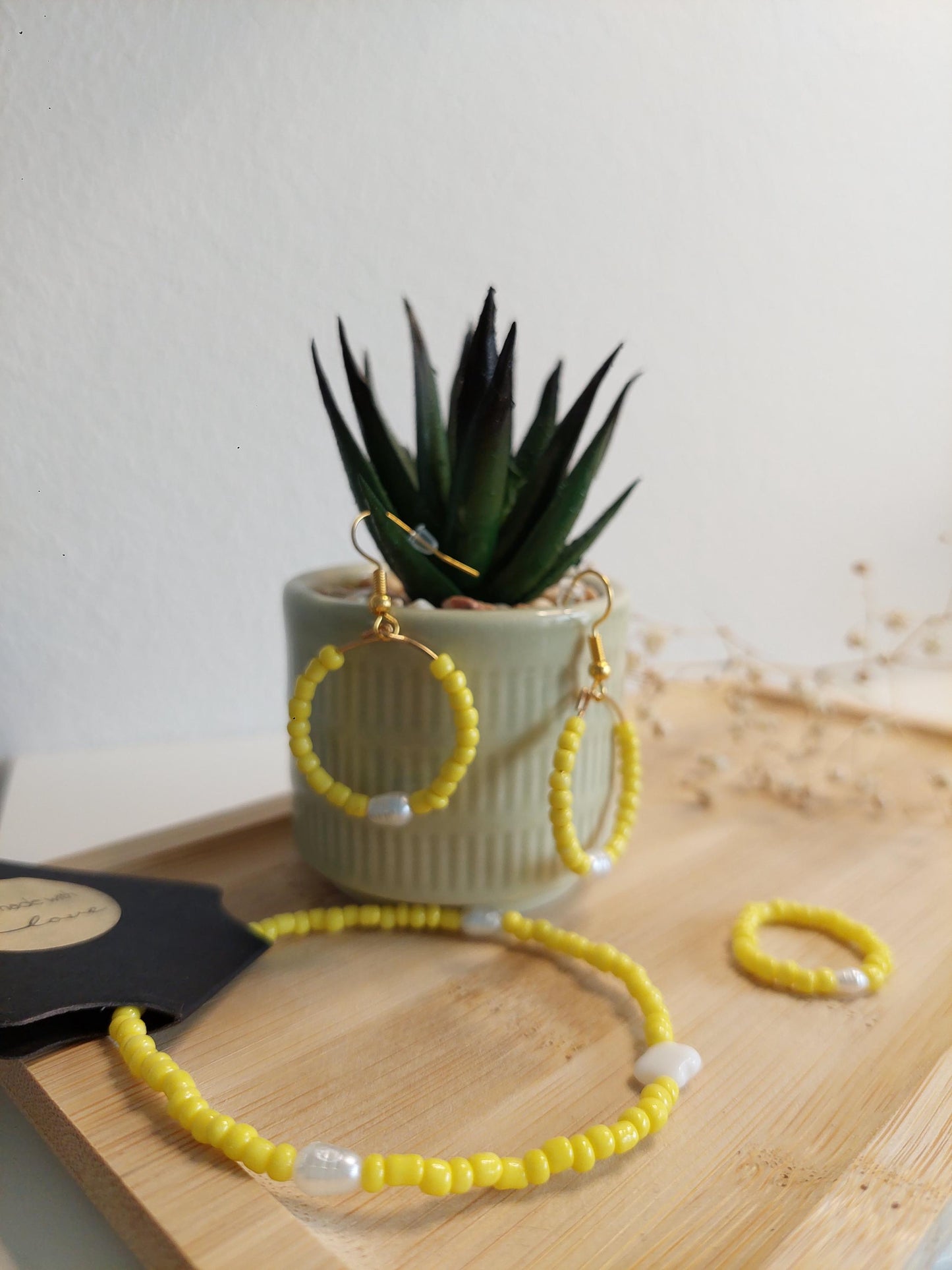 Handgemachtes Schmuck Set Gelb – Beaded Halskette, Creolen & Ring mit Perlen – Sommer Schmuck, Geschenk für Frauen - Boho - Modern