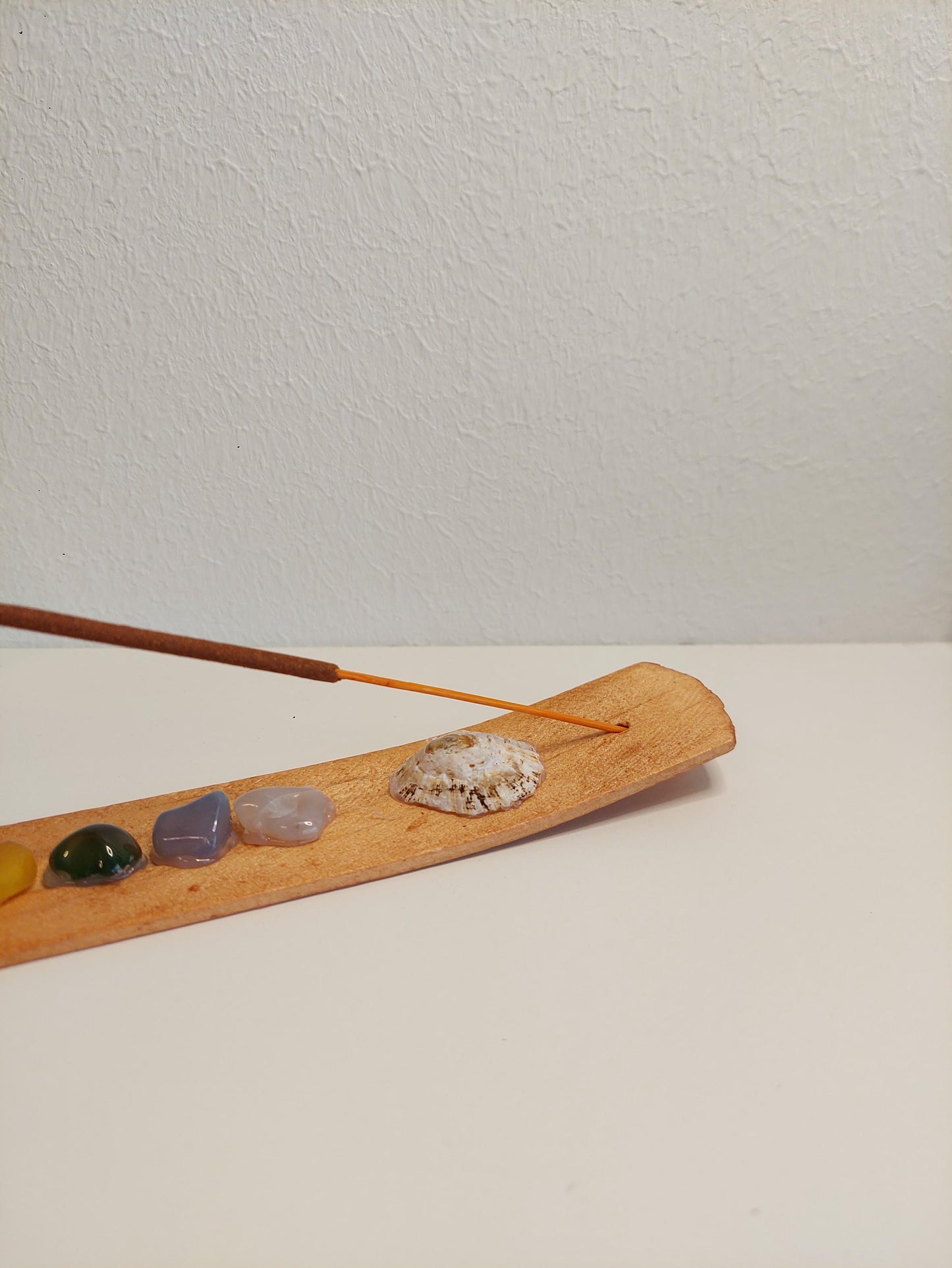 Handgemachter Räucherstäbchenhalter mit Muscheln & Chakra Edelsteinen – Boho Deko, Meditation, Yoga Zubehör, spirituelles Geschenk