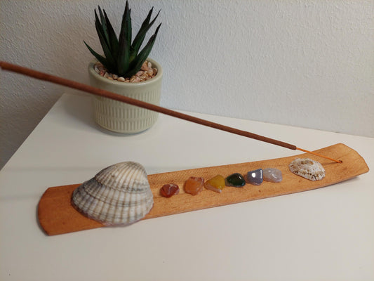 Handgemachter Räucherstäbchenhalter mit Muscheln & Chakra Edelsteinen – Boho Deko, Meditation, Yoga Zubehör, spirituelles Geschenk