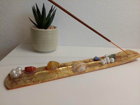Handgemachter Räucherstäbchenhalter mit Muscheln,Perlen & Chakra Edelsteinen – Boho Deko, Meditation, Yoga Zubehör, spirituelles Geschenk
