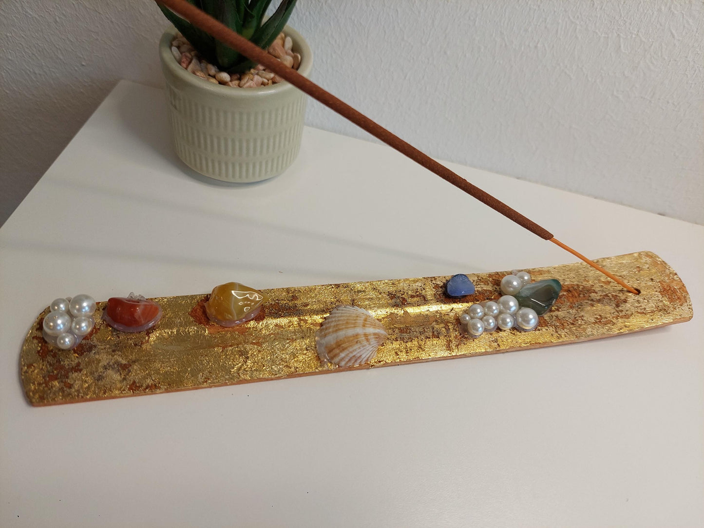 Handgemachter Räucherstäbchenhalter mit Muscheln,Perlen & Chakra Edelsteinen – Boho Deko, Meditation, Yoga Zubehör, spirituelles Geschenk