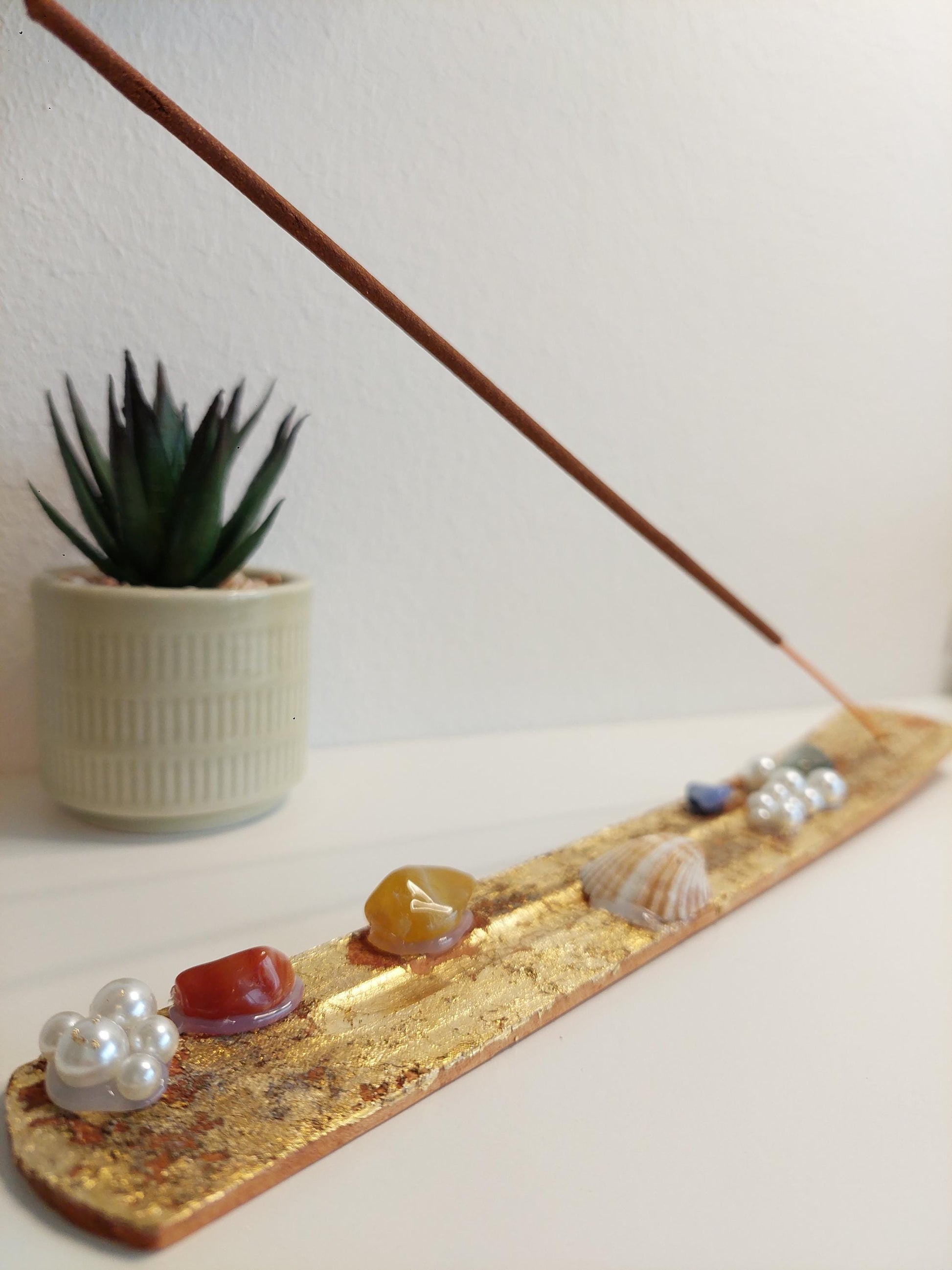 Handgemachter Räucherstäbchenhalter mit Muscheln,Perlen & Chakra Edelsteinen – Boho Deko, Meditation, Yoga Zubehör, spirituelles Geschenk