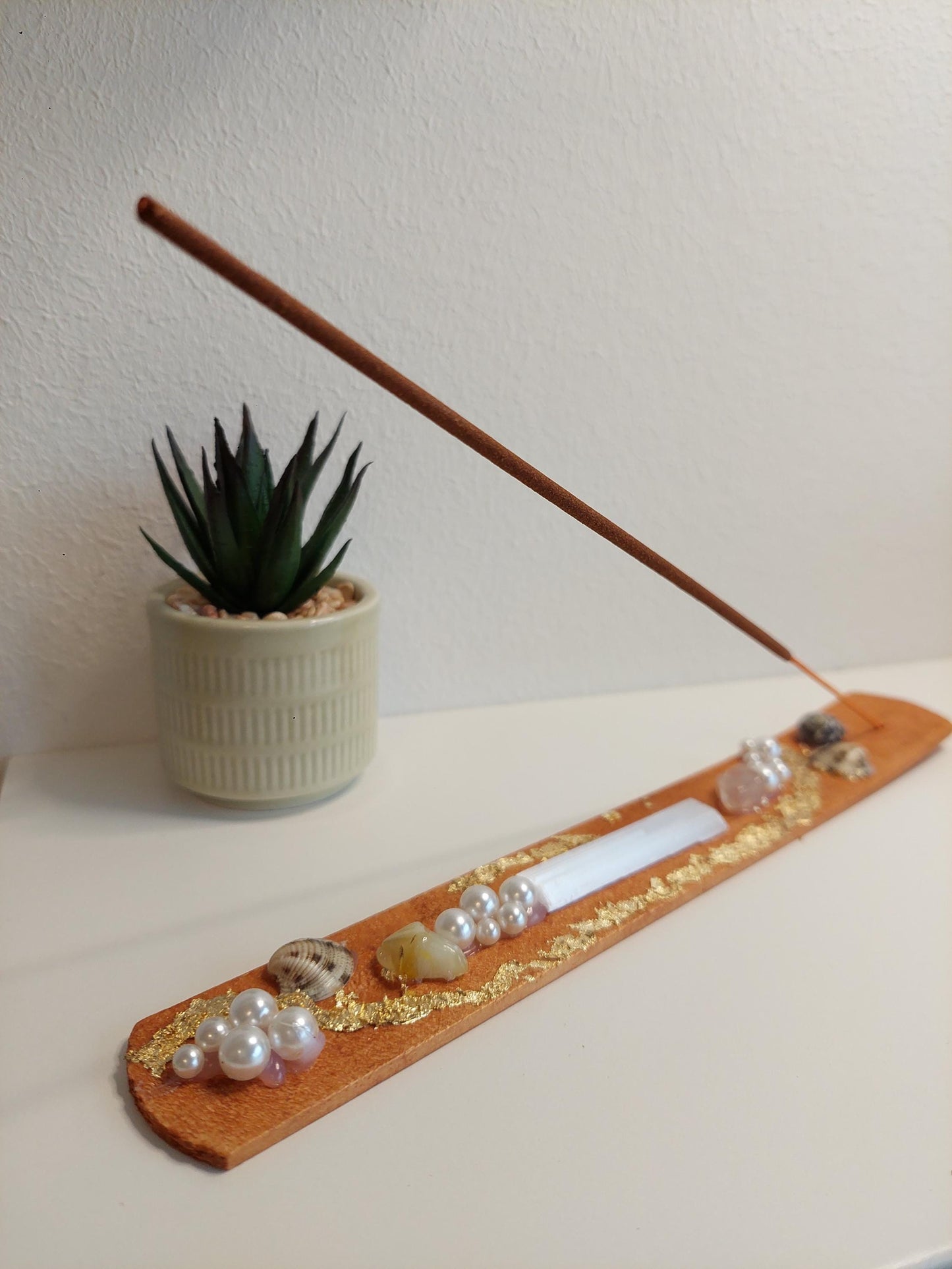 Handgemachter Räucherstäbchenhalter mit Selenit, Rosenquarz, Muscheln & Perlen – Boho Deko, Meditation, spirituelles Geschenk