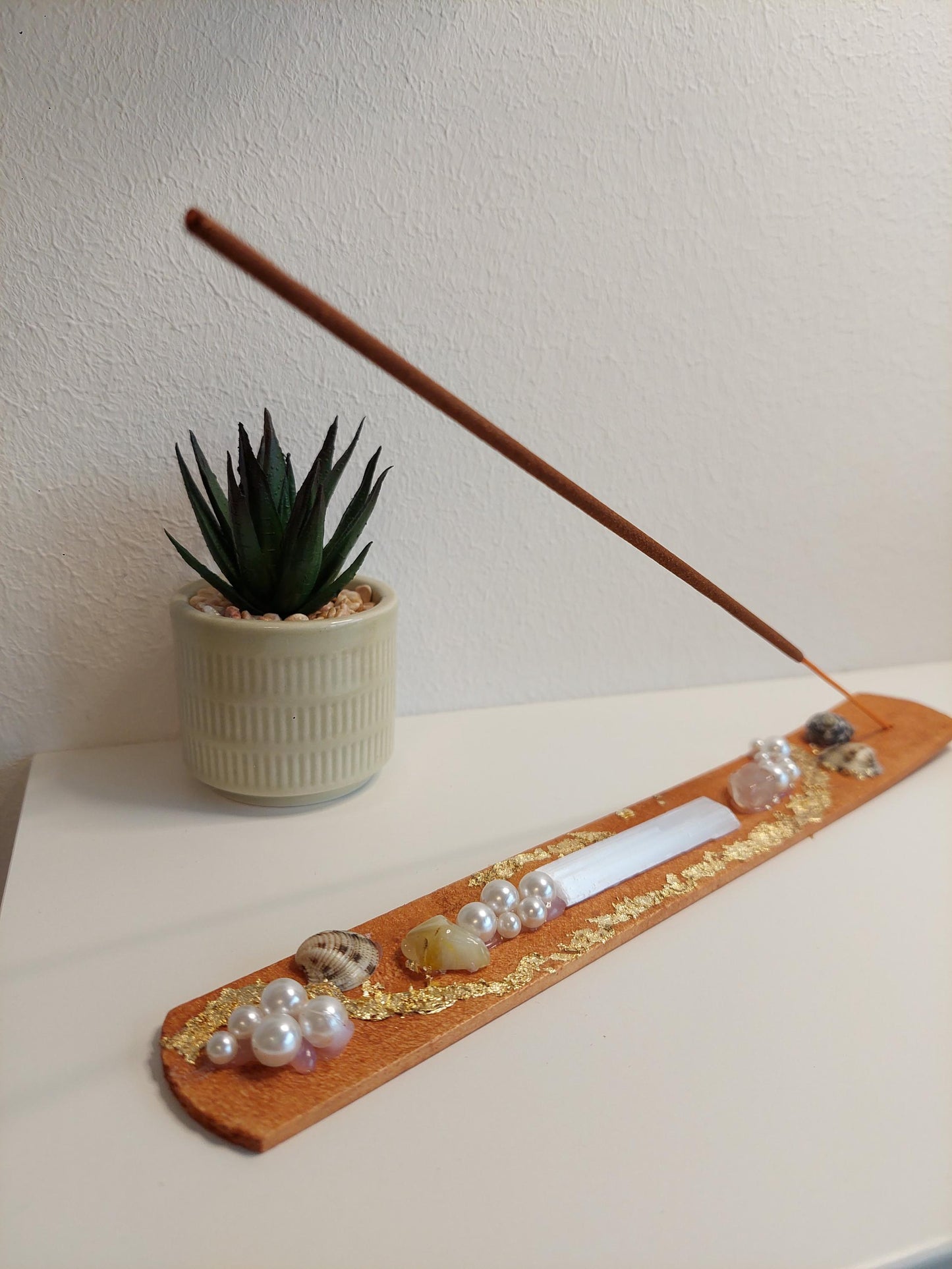 Handgemachter Räucherstäbchenhalter mit Selenit, Rosenquarz, Muscheln & Perlen – Boho Deko, Meditation, spirituelles Geschenk