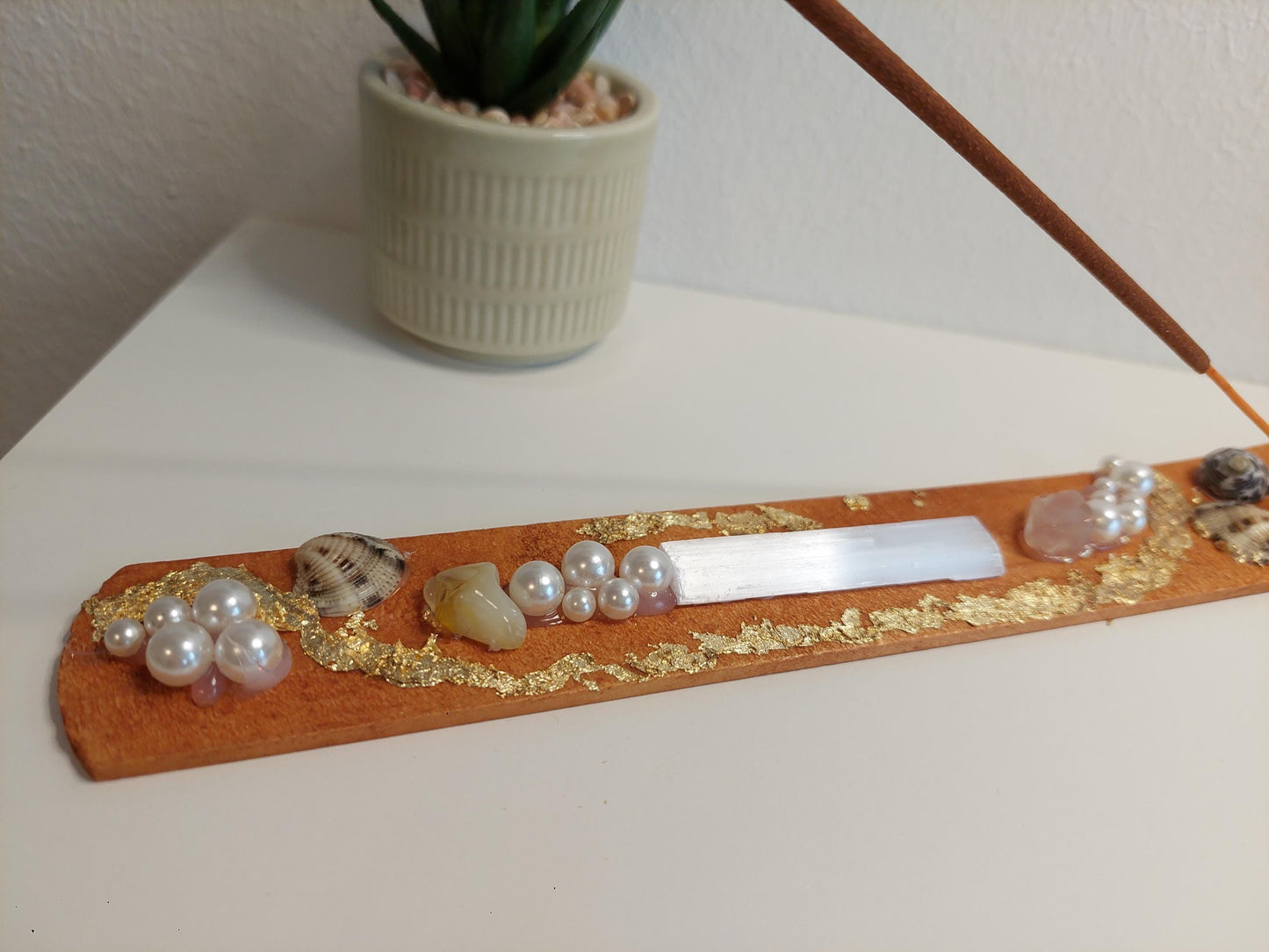 Handgemachter Räucherstäbchenhalter mit Selenit, Rosenquarz, Muscheln & Perlen – Boho Deko, Meditation, spirituelles Geschenk