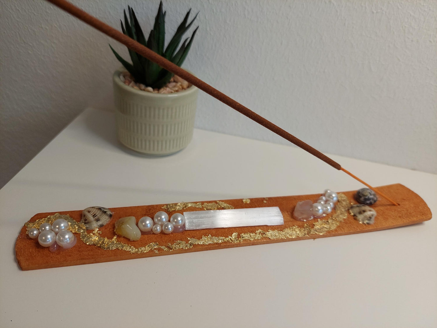 Handgemachter Räucherstäbchenhalter mit Selenit, Rosenquarz, Muscheln & Perlen – Boho Deko, Meditation, spirituelles Geschenk