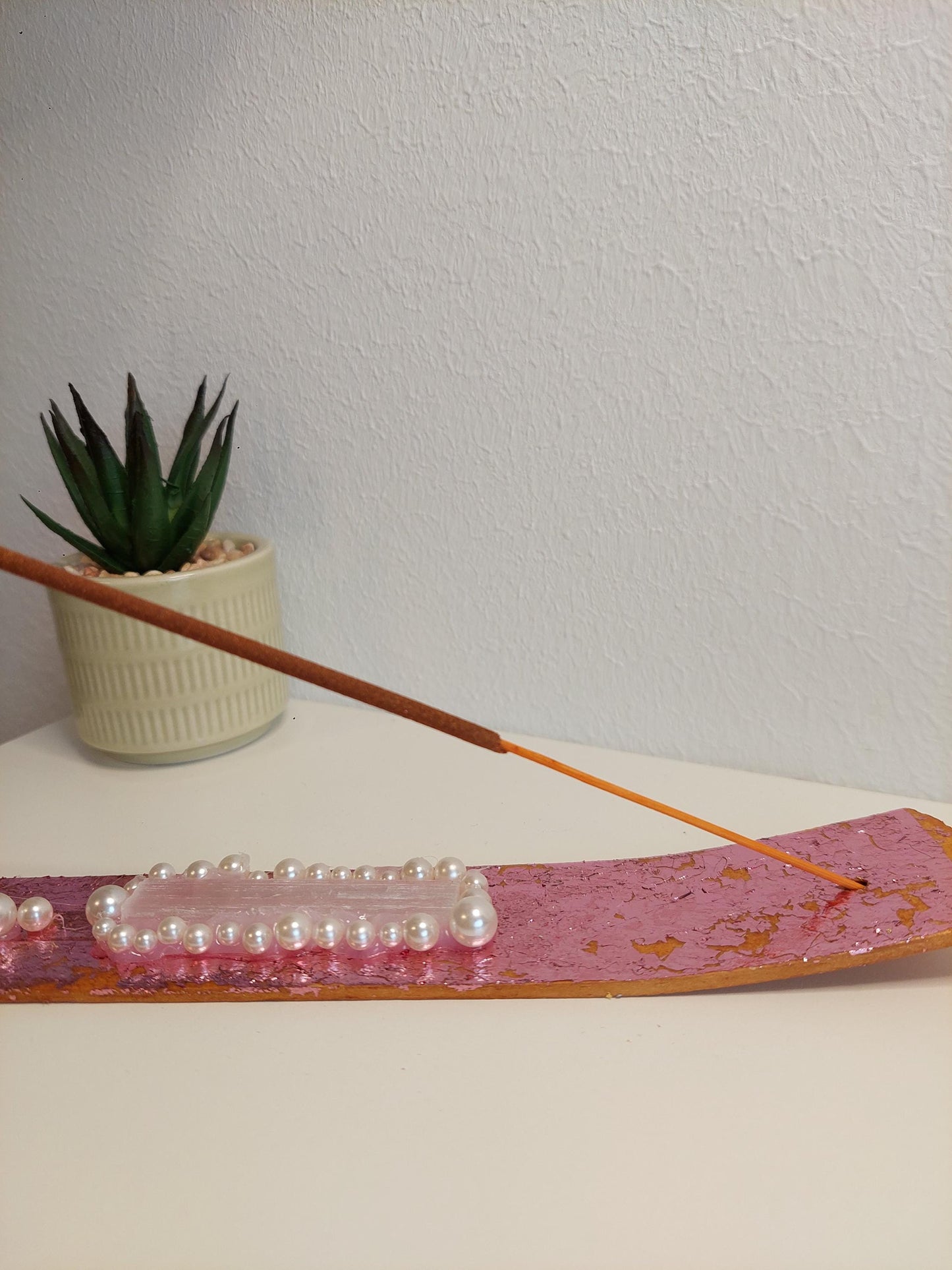 Handgemachter Räucherstäbchenhalter Rosa mit Rosenquarz, Selenit & Perlen – Boho Glam Deko, spirituelles Geschenk, Meditation Zubehör