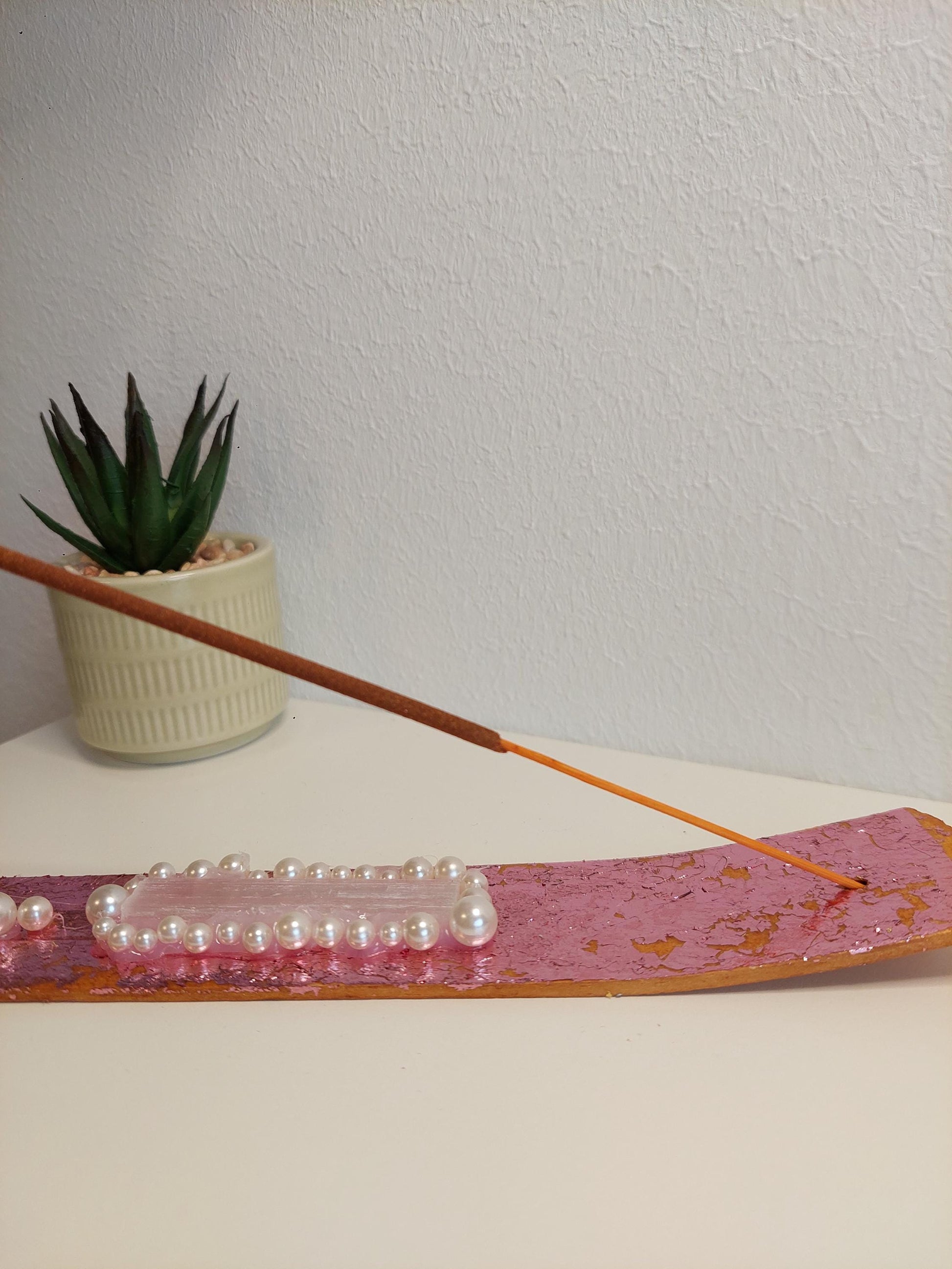 Handgemachter Räucherstäbchenhalter Rosa mit Rosenquarz, Selenit & Perlen – Boho Glam Deko, spirituelles Geschenk, Meditation Zubehör