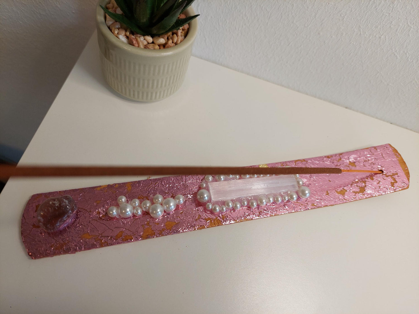Handgemachter Räucherstäbchenhalter Rosa mit Rosenquarz, Selenit & Perlen – Boho Glam Deko, spirituelles Geschenk, Meditation Zubehör