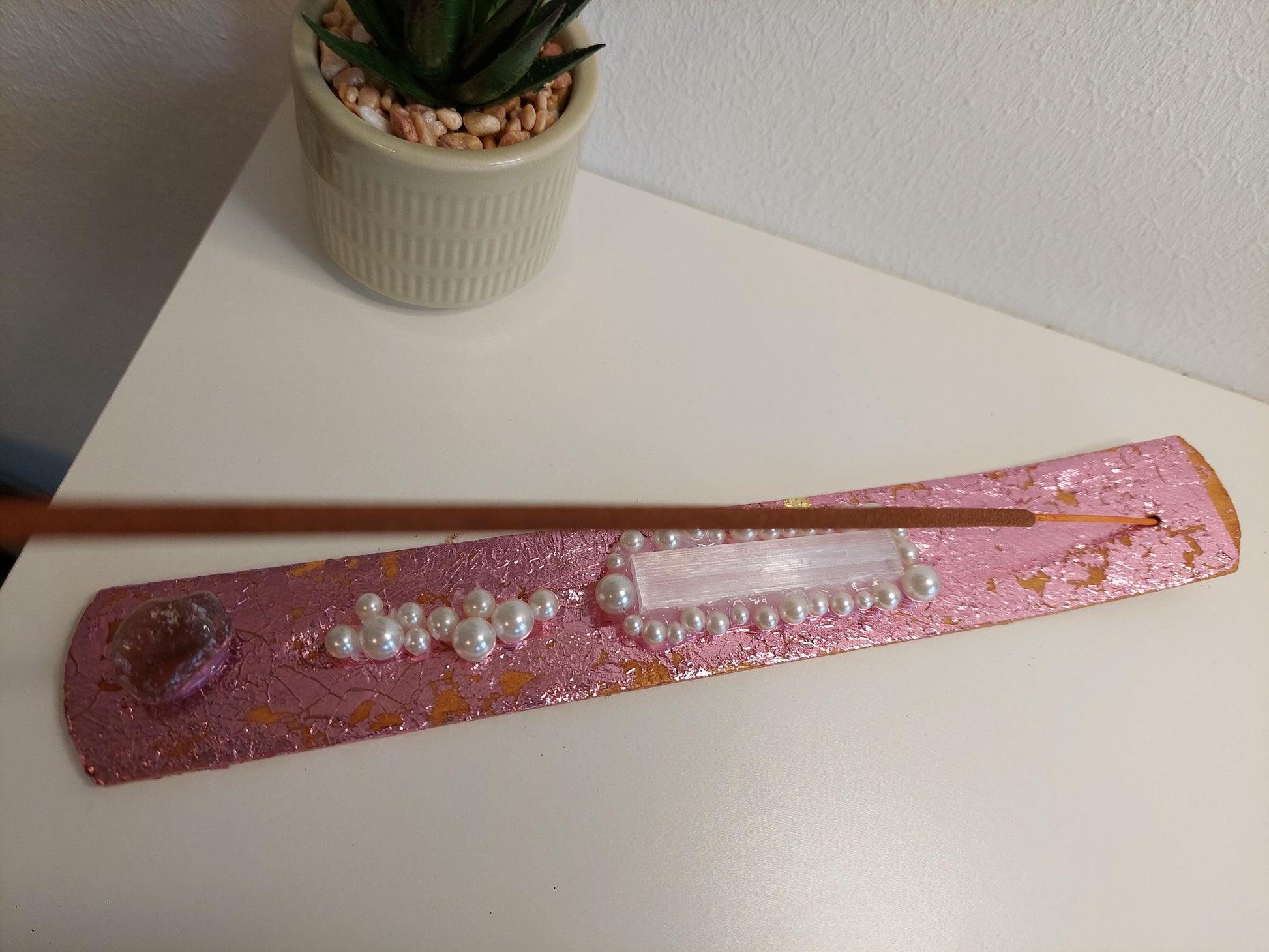 Handgemachter Räucherstäbchenhalter Rosa mit Rosenquarz, Selenit & Perlen – Boho Glam Deko, spirituelles Geschenk, Meditation Zubehör