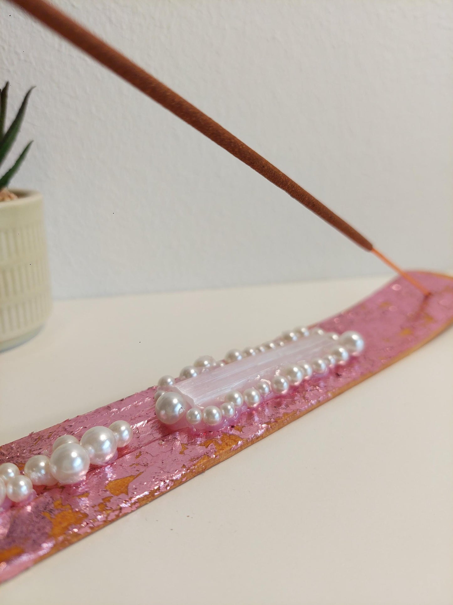 Handgemachter Räucherstäbchenhalter Rosa mit Rosenquarz, Selenit & Perlen – Boho Glam Deko, spirituelles Geschenk, Meditation Zubehör