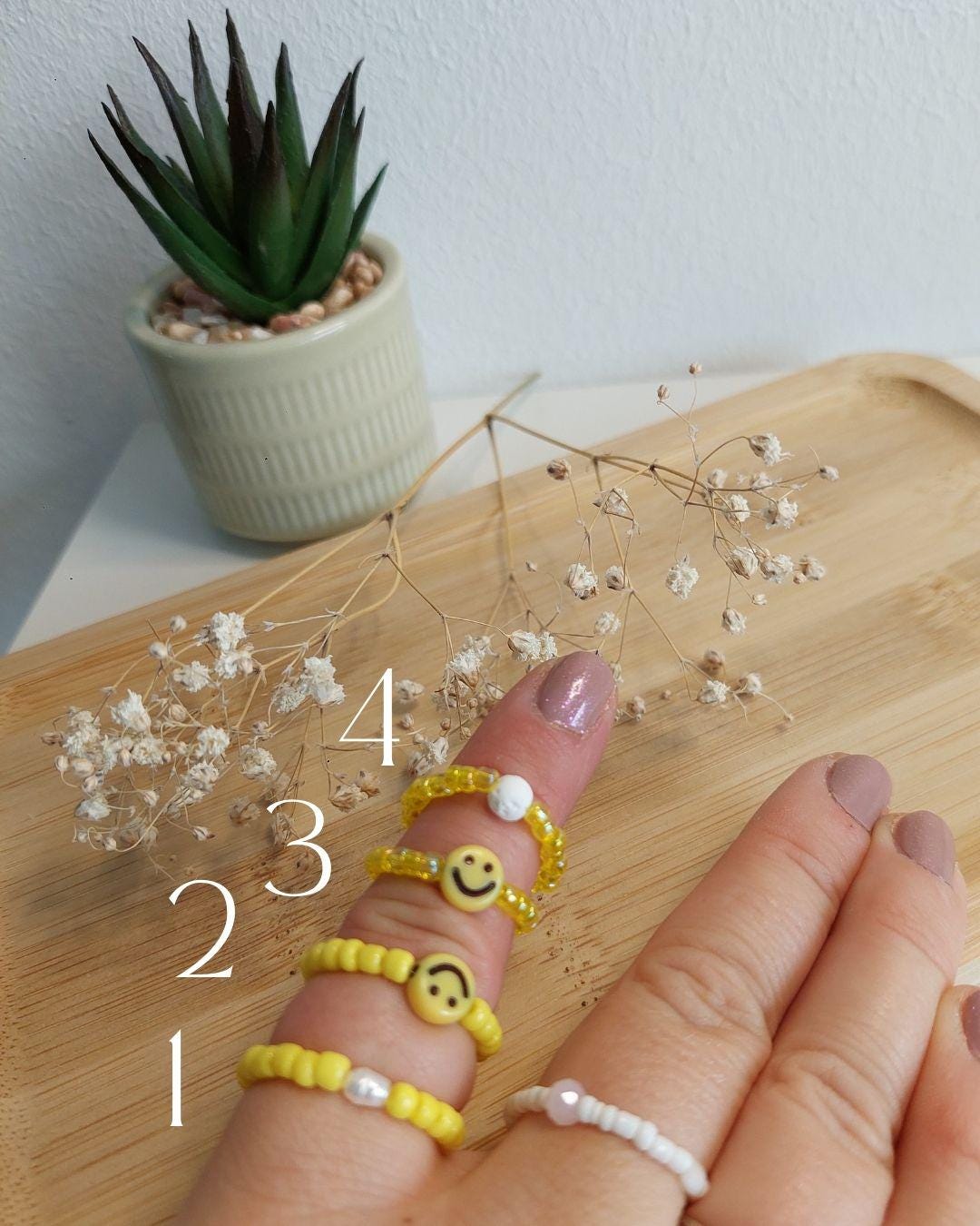 Handgemachtes Perlenring Set mit Smiley & Beads – elastische Ringe in Gelb, Weiß, Rot, mehrere Farben, Boho Schmuck, Geschenk für Sie